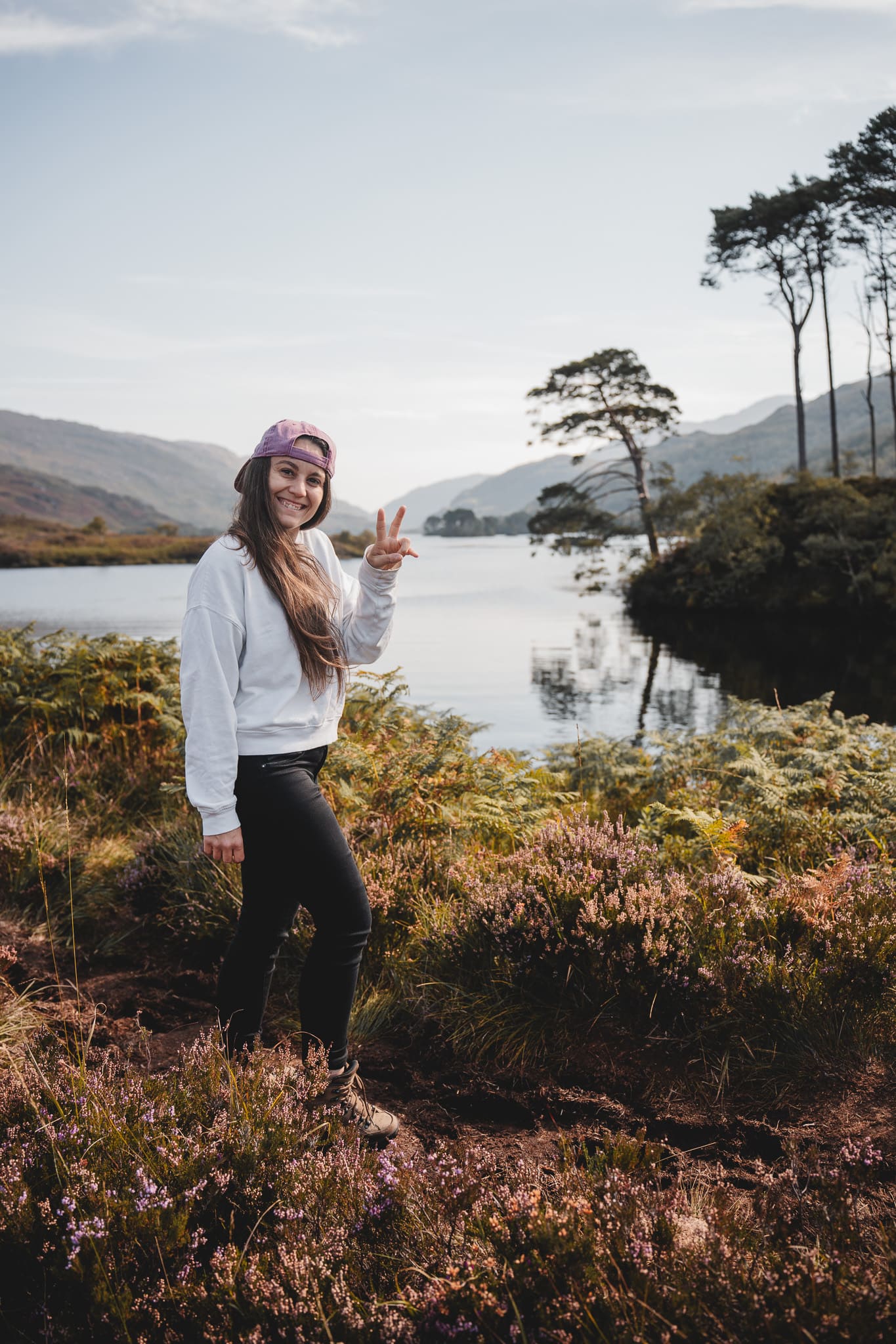 Marion au bord d’un loch en Écosse