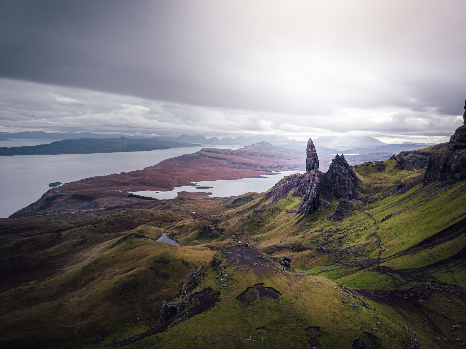 Les aiguilles d’Old Man of Storr au-dessus des lochs de Skye