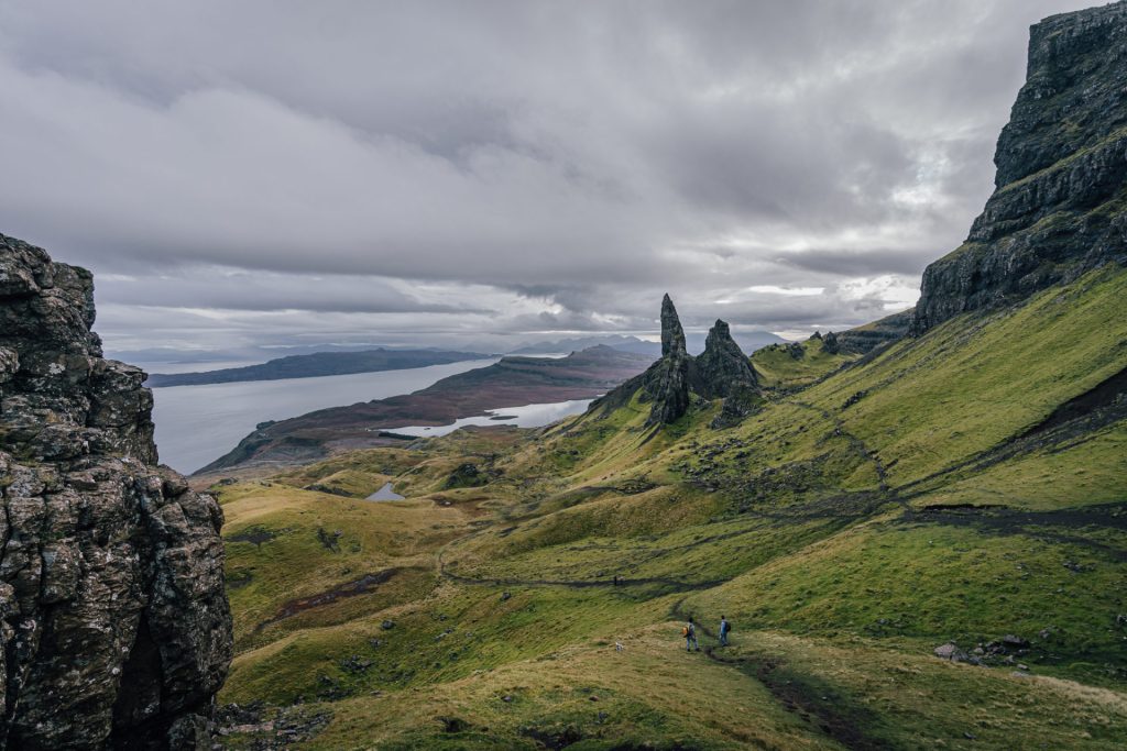 Sentier rocheux sous le Old Man of Storr sur l’île de Skye