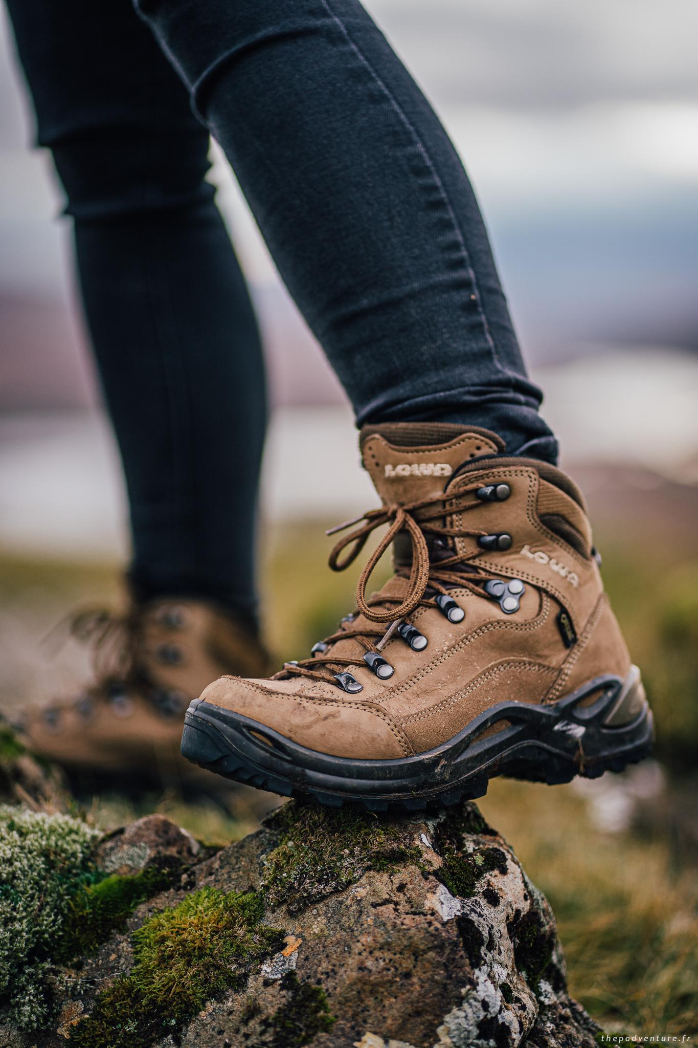 Chaussures de randonnée sur un terrain rocheux à Skye