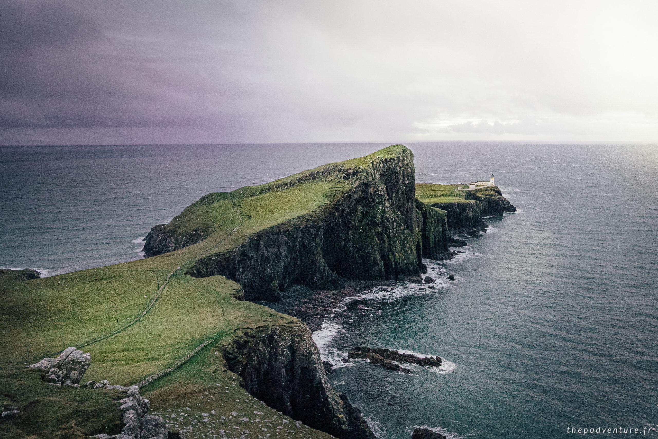 Falaises et phare de Neist Point sur la côte ouest de Skye