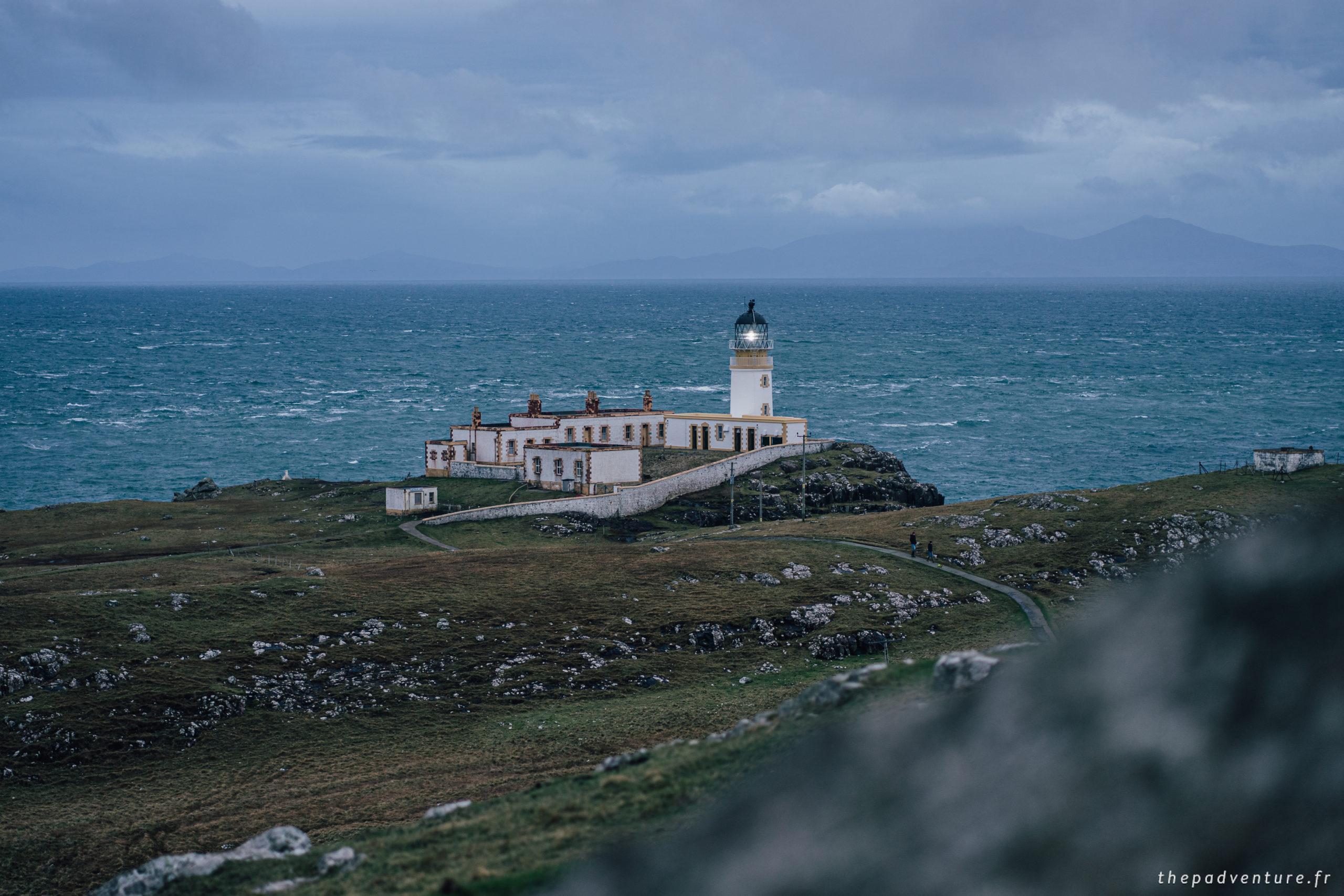 Le phare de Neist Point face à la mer