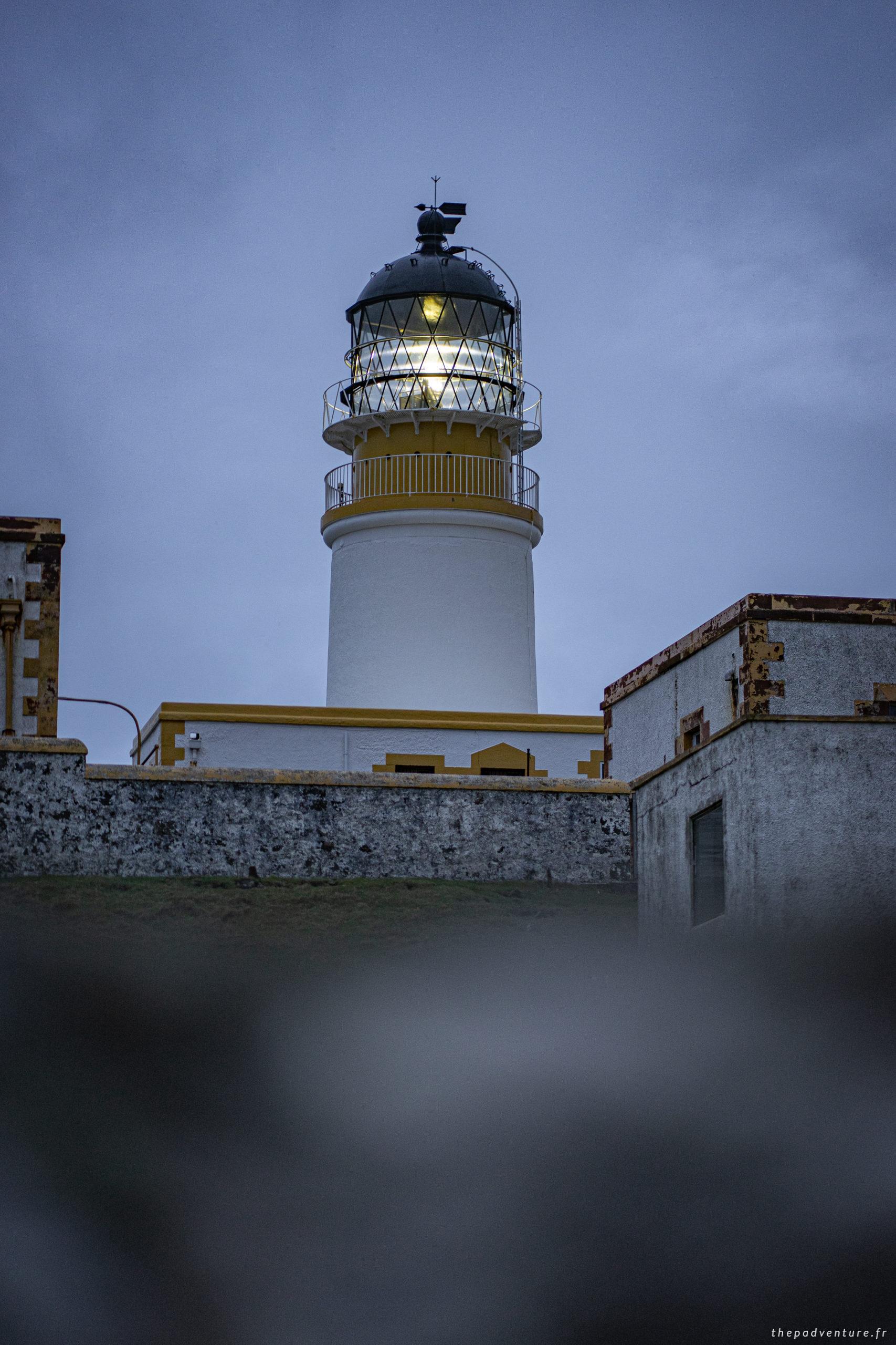 La lanterne allumée du phare de Neist Point