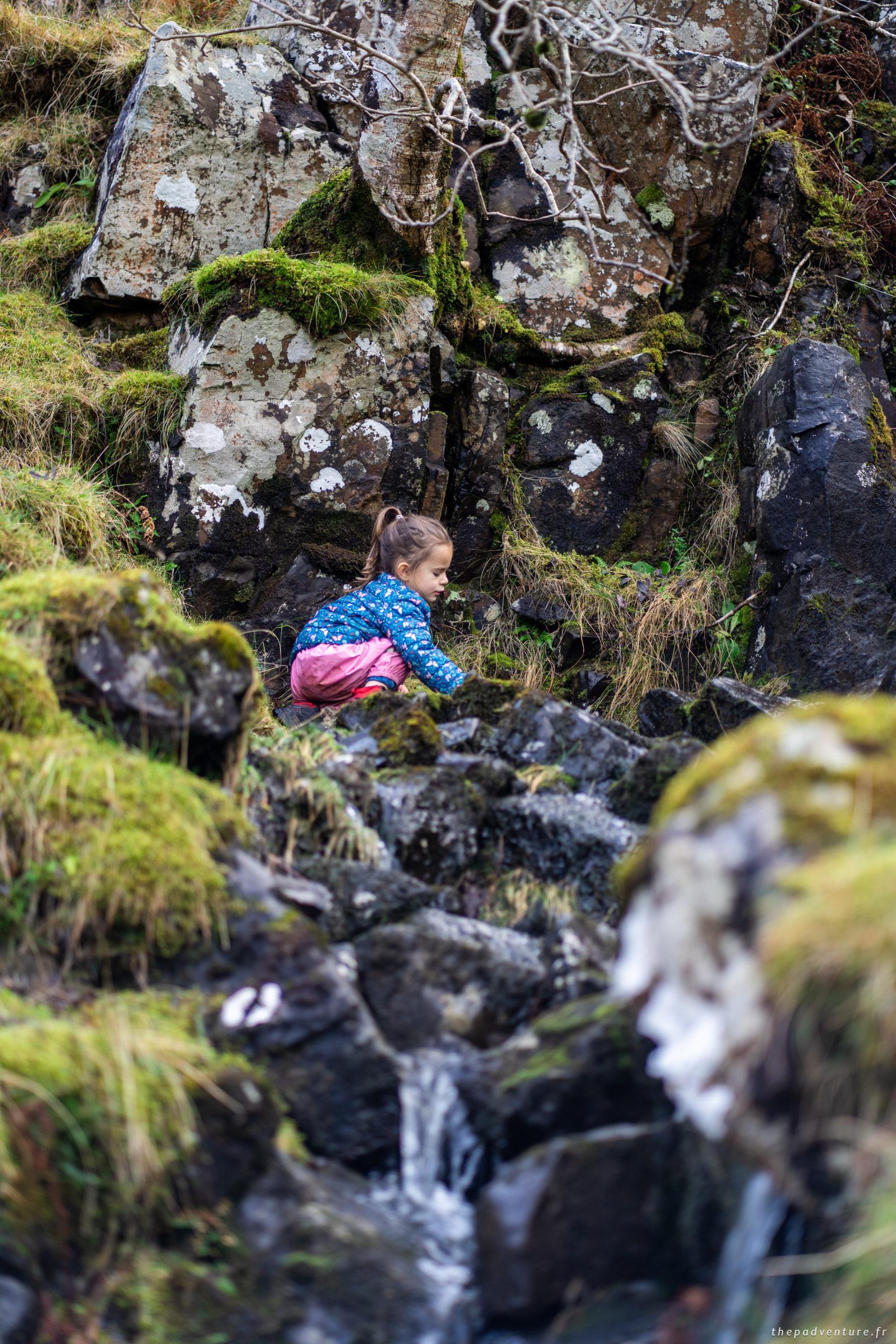Petit sentier entre les collines de Fairy Glen à Skye