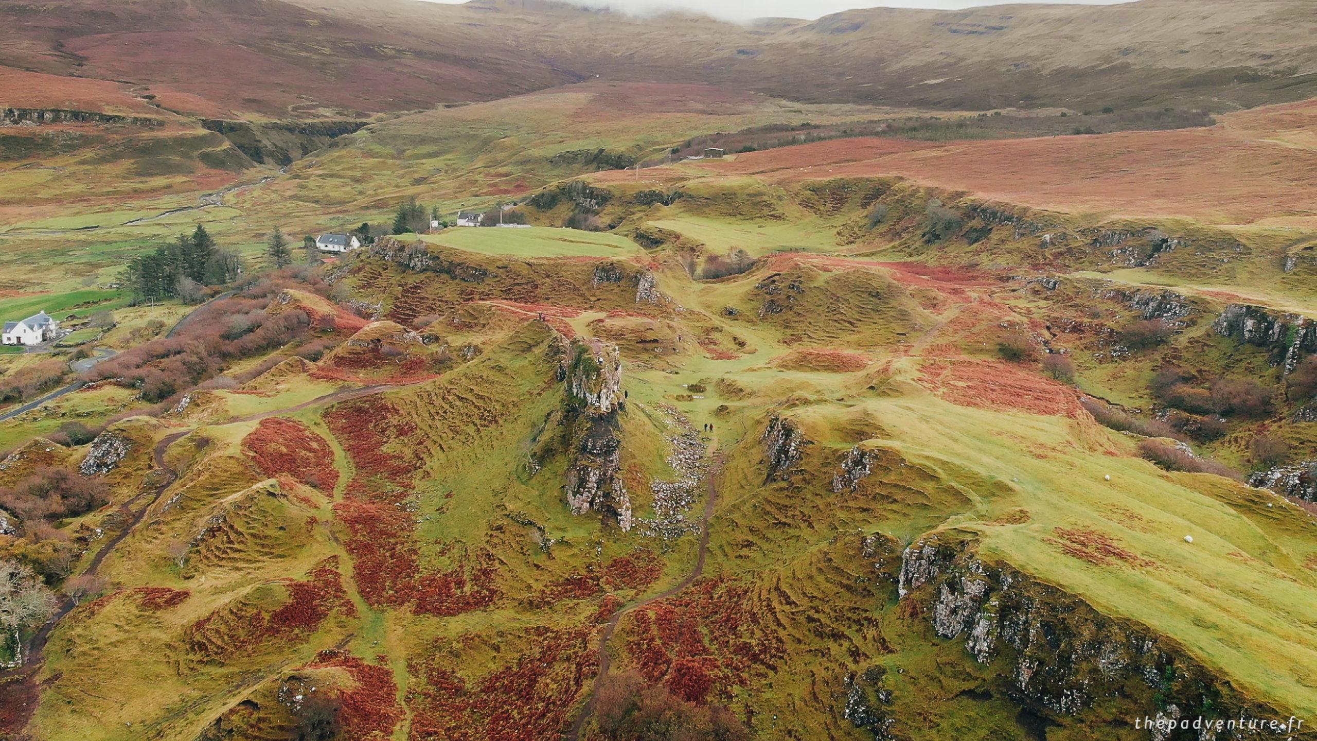 Castle Ewen au milieu des reliefs de Fairy Glen à Skye