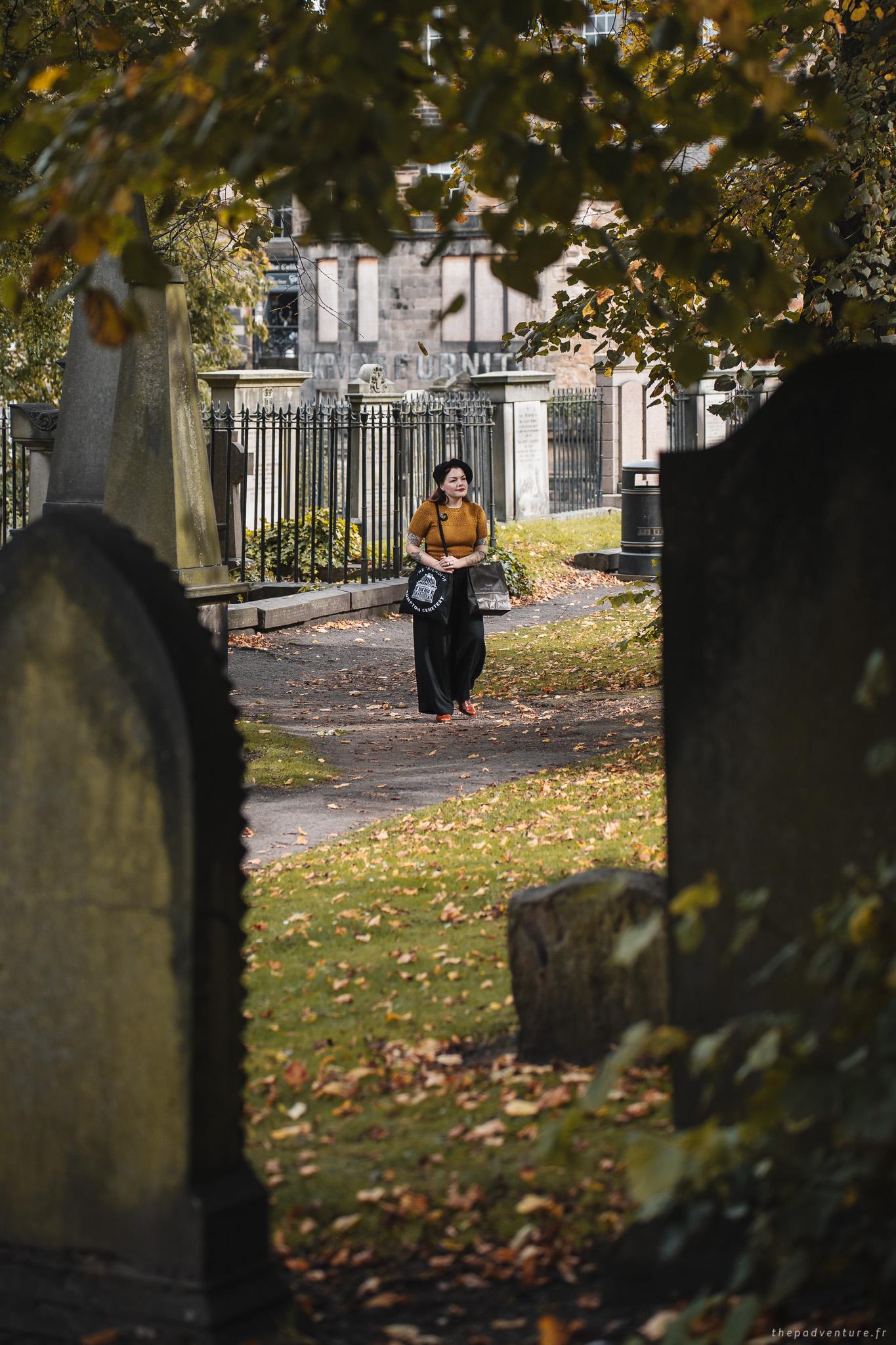 Visiteuse marchant entre les monuments de Greyfriars Kirkyard