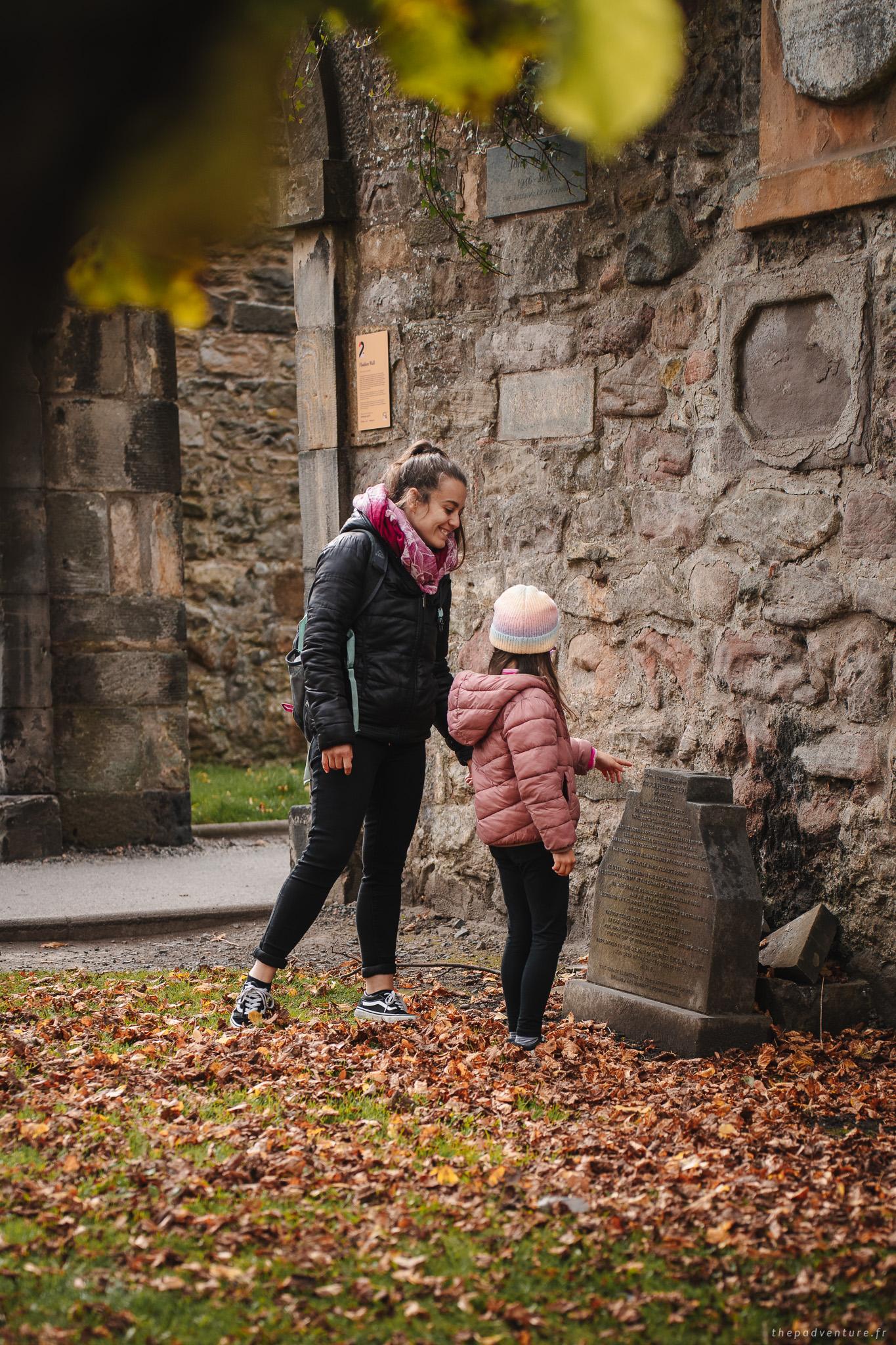 Marion et sa fille visitent le cimetière de Greyfriars