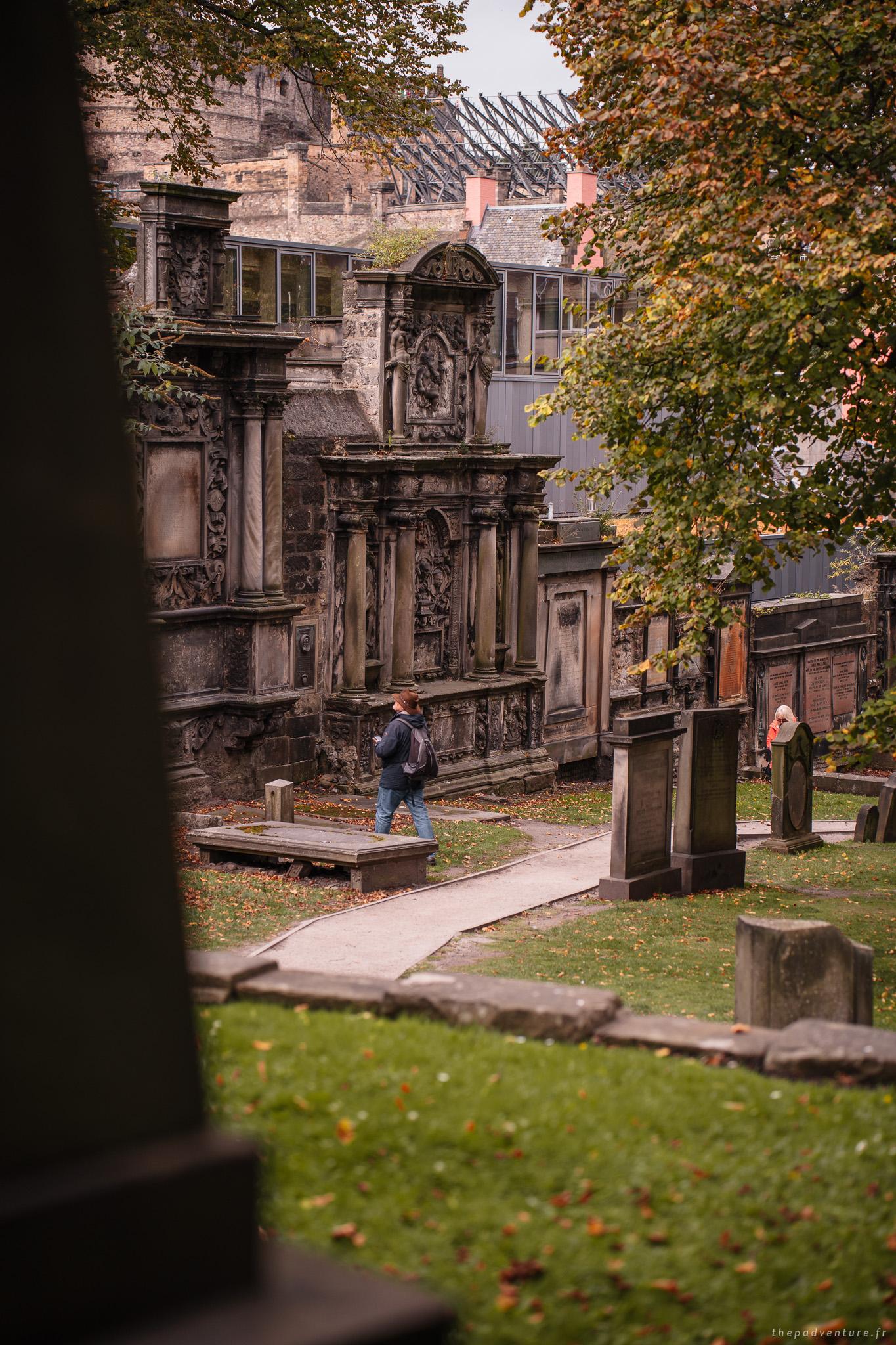 Monuments anciens dans le cimetière de Greyfriars à Édimbourg
