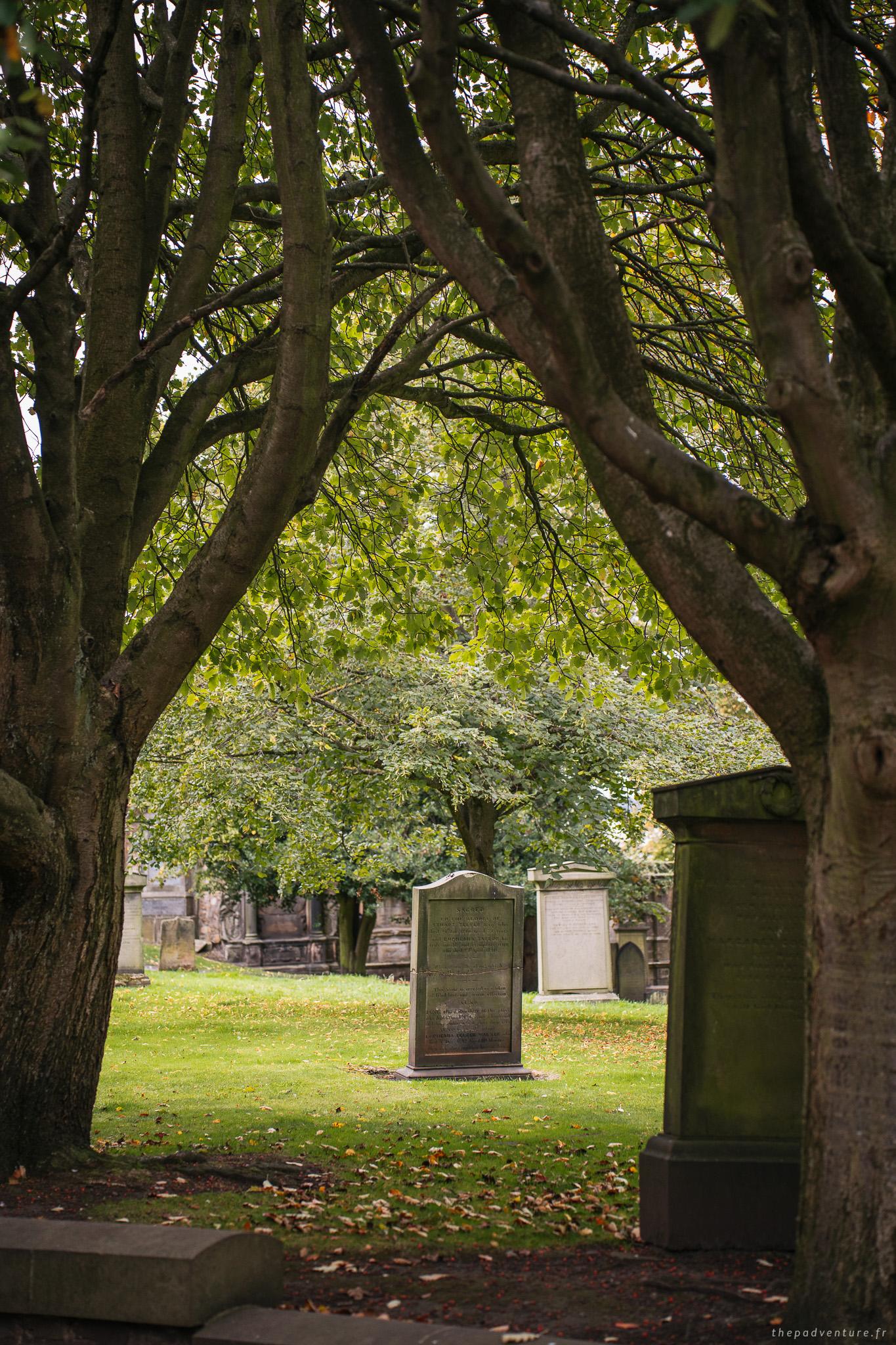 Pierre tombale sous les arbres du cimetière de Greyfriars