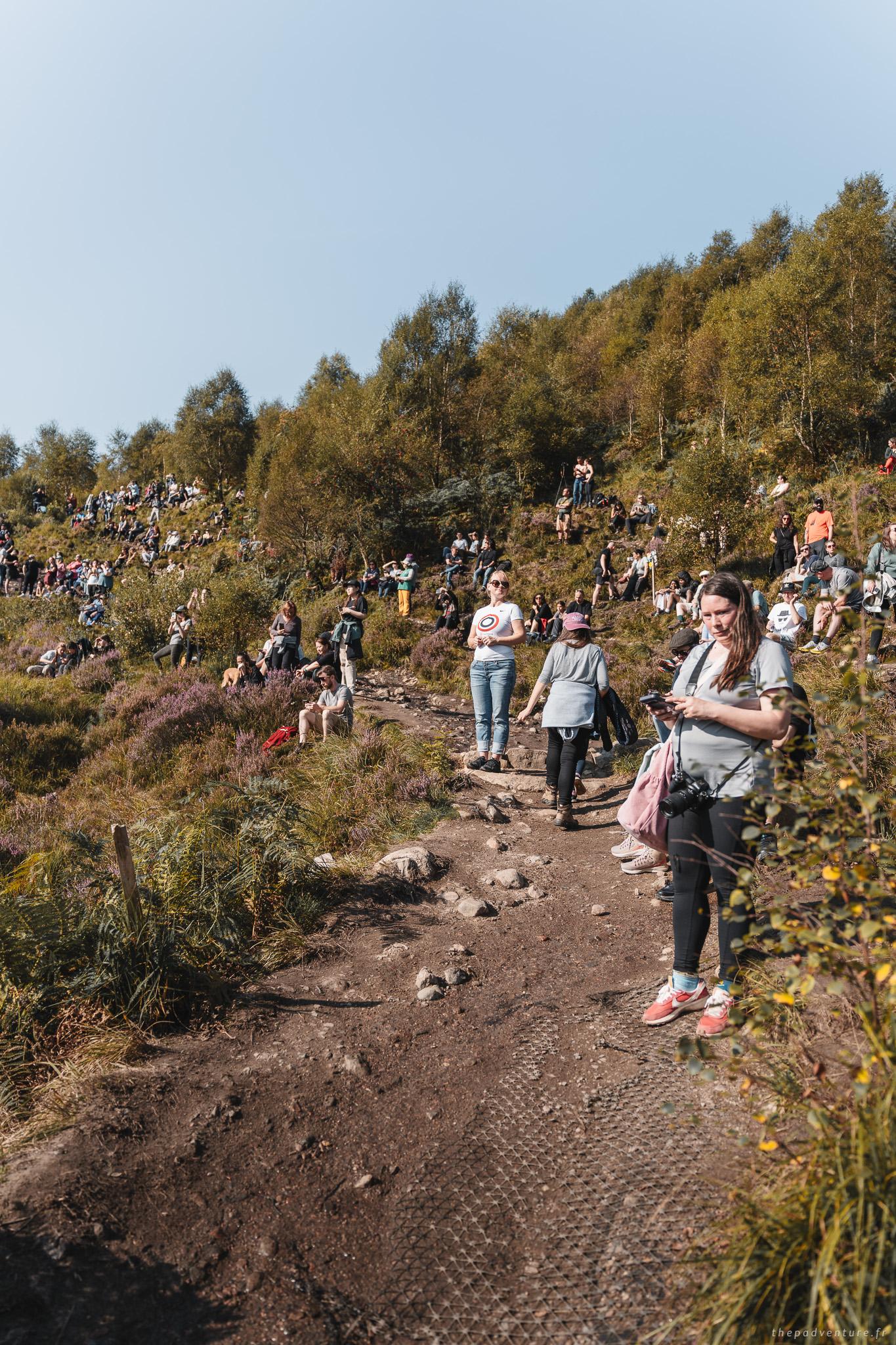 Foule attendant le train sur le sentier du point de vue de Glenfinnan