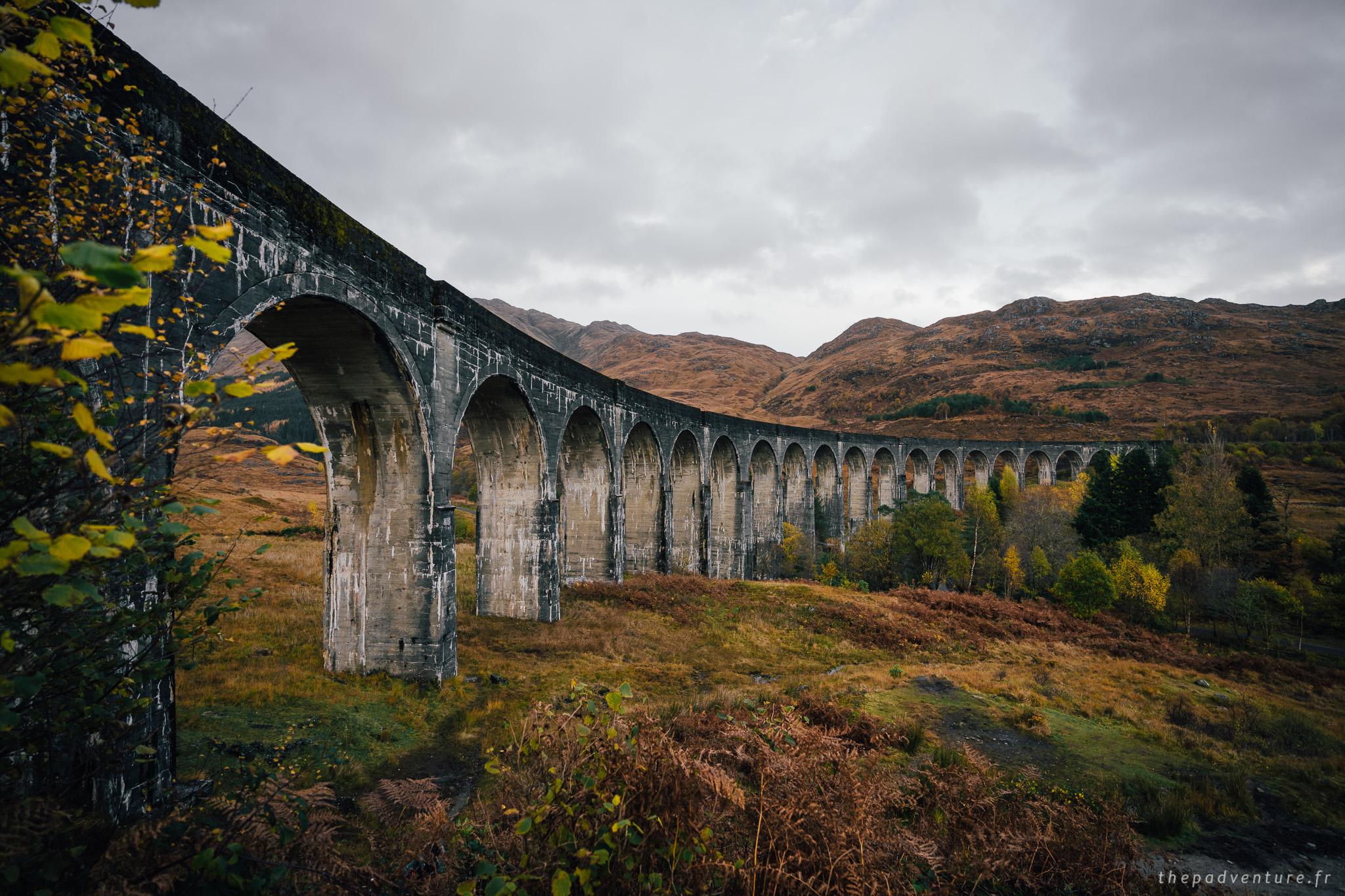 Arches du viaduc de Glenfinnan vues depuis le sentier à leur pied