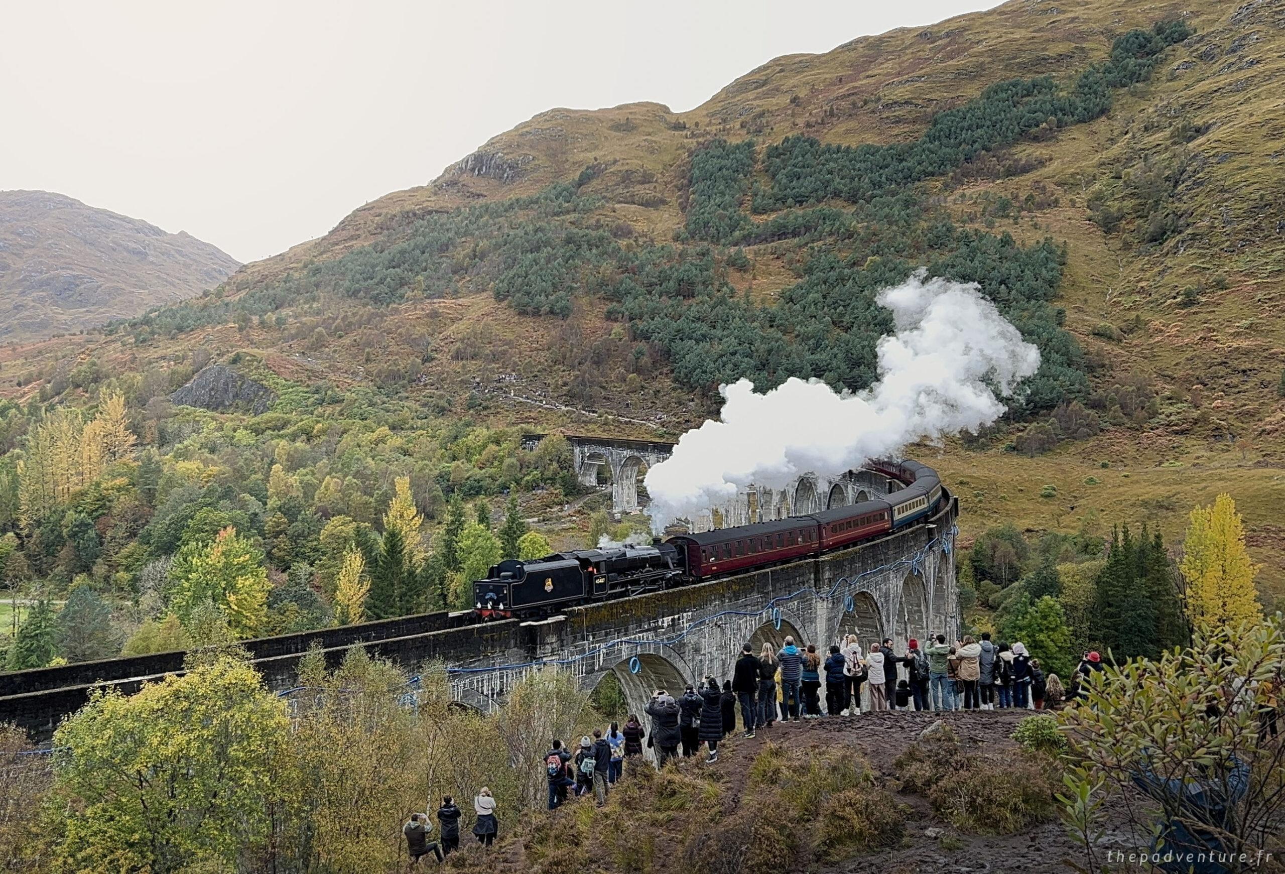Voyageurs rassemblés sur les hauteurs pendant le passage du Jacobite à Glenfinnan