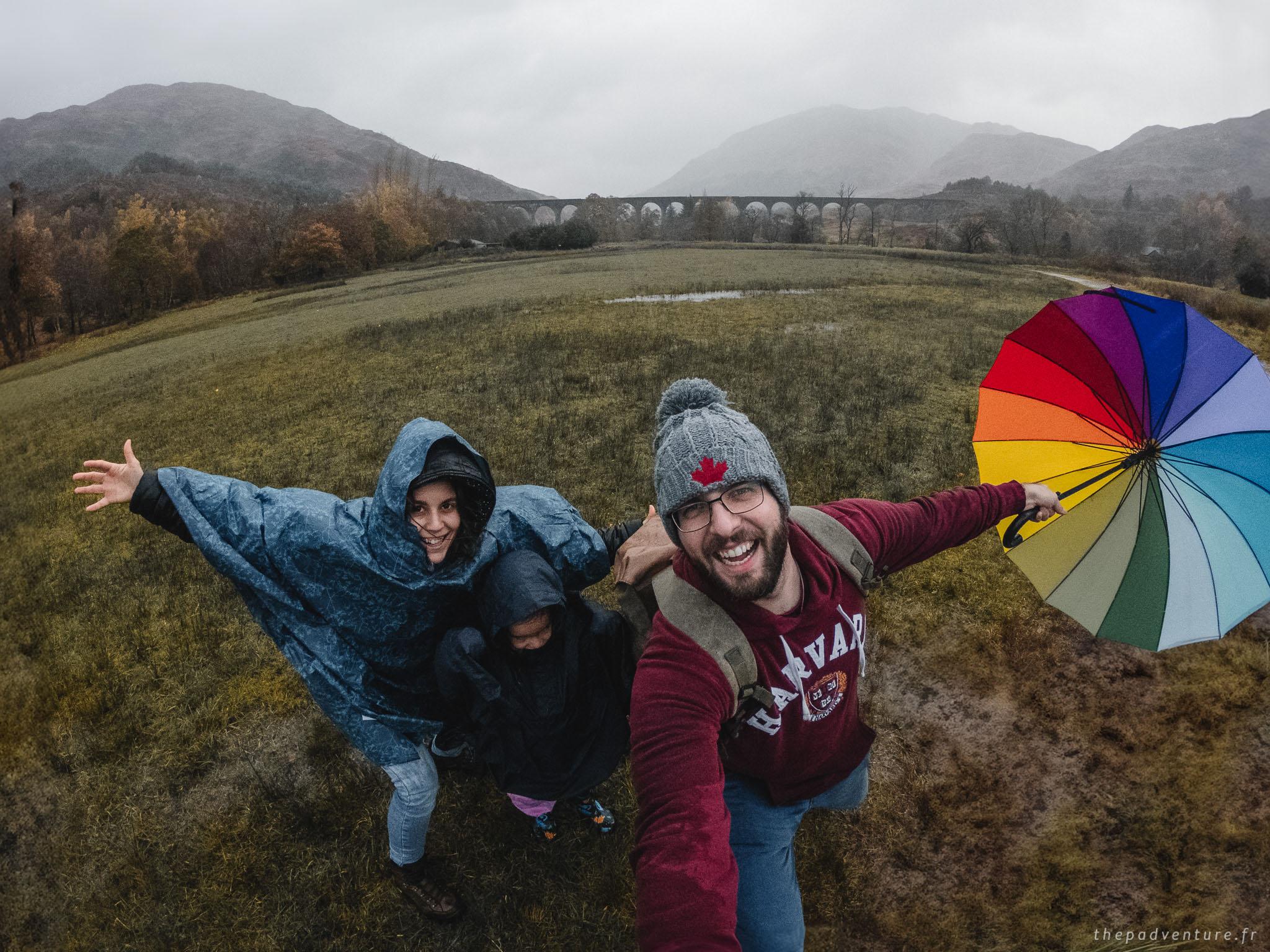Marion et sa famille sous la pluie avec le viaduc de Glenfinnan en arrière-plan