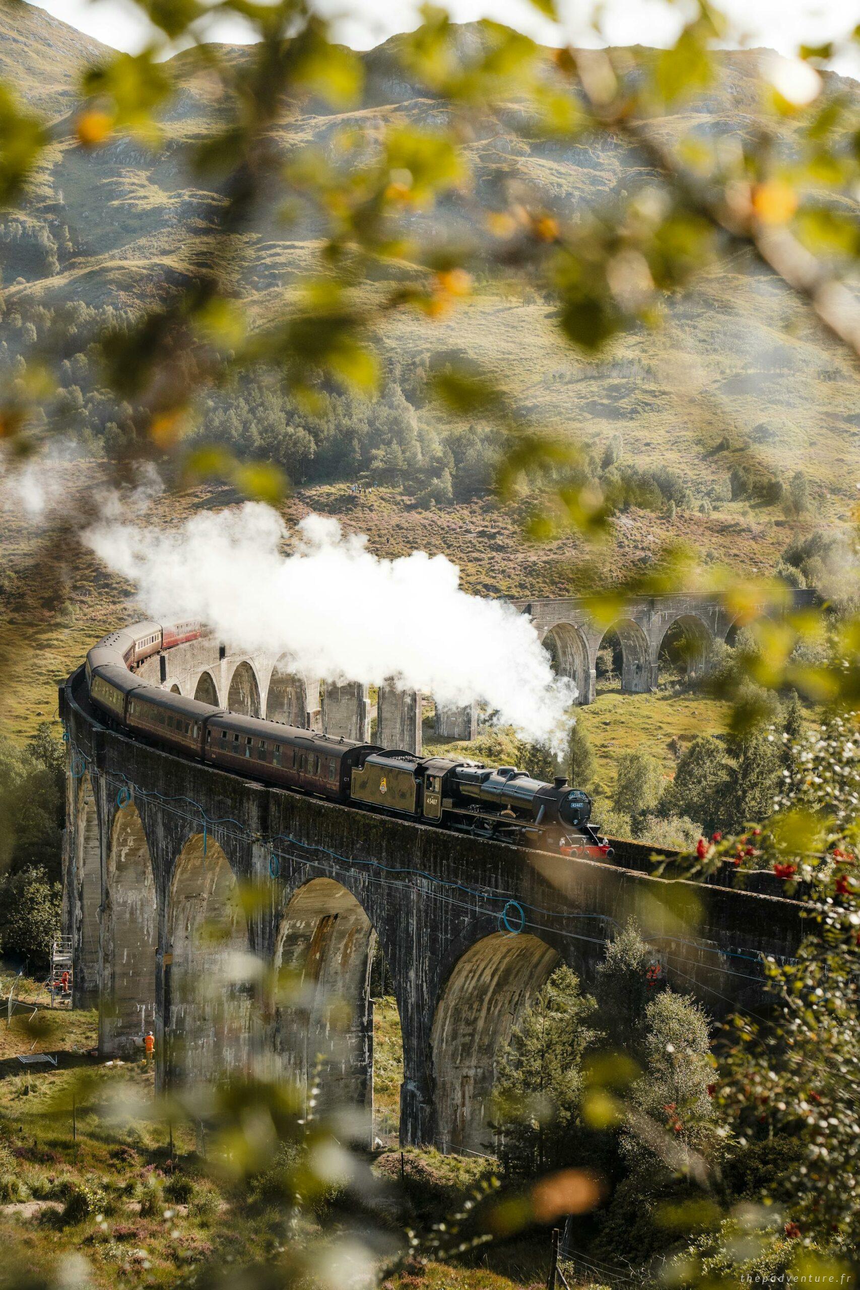 Jacobite Steam Train traversant le viaduc de Glenfinnan