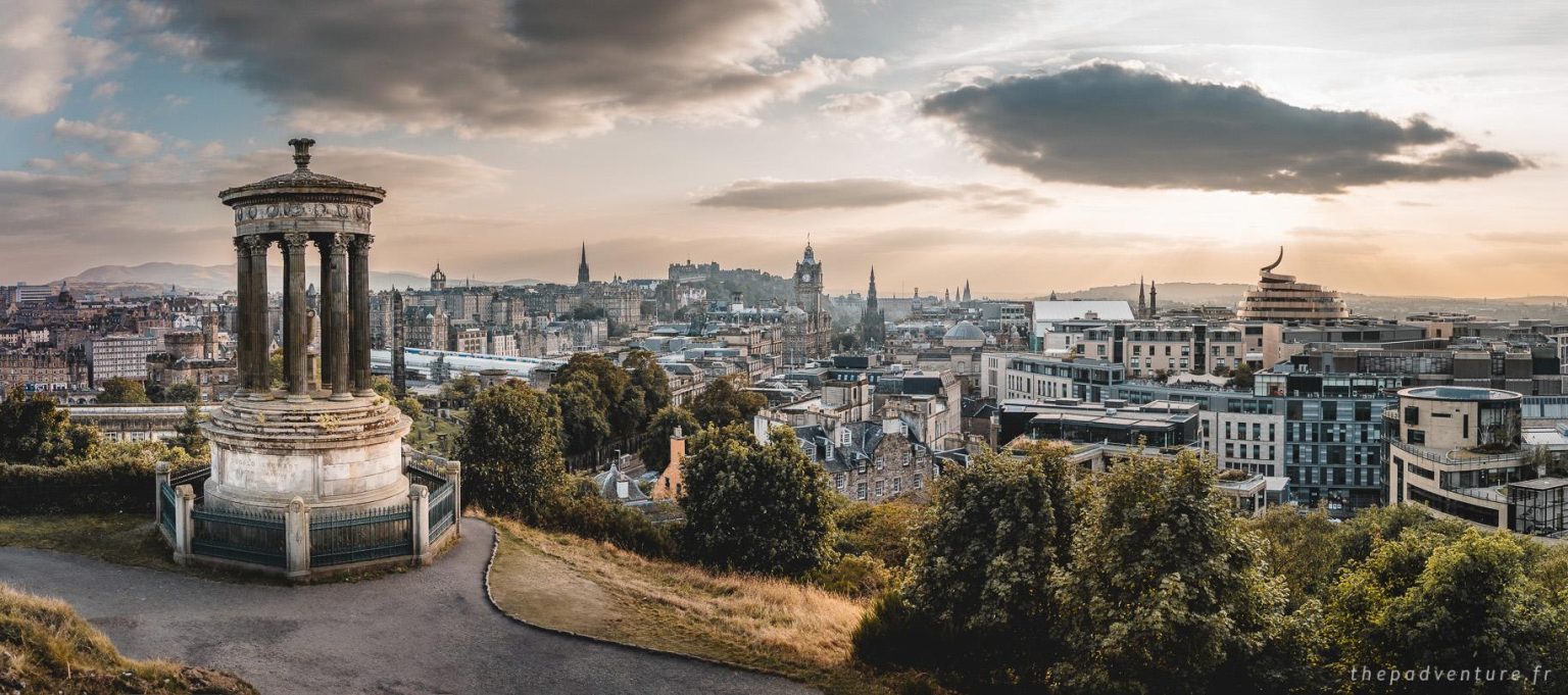 Panorama sur Édimbourg depuis Calton Hill, avec le monument à Dugald Stewart au premier plan