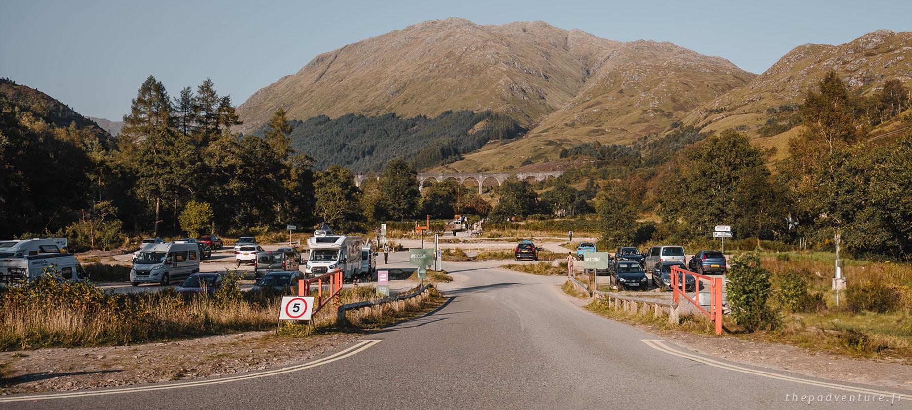 Parkings du National Trust et de la communauté de Glenfinnan avec le viaduc au fond