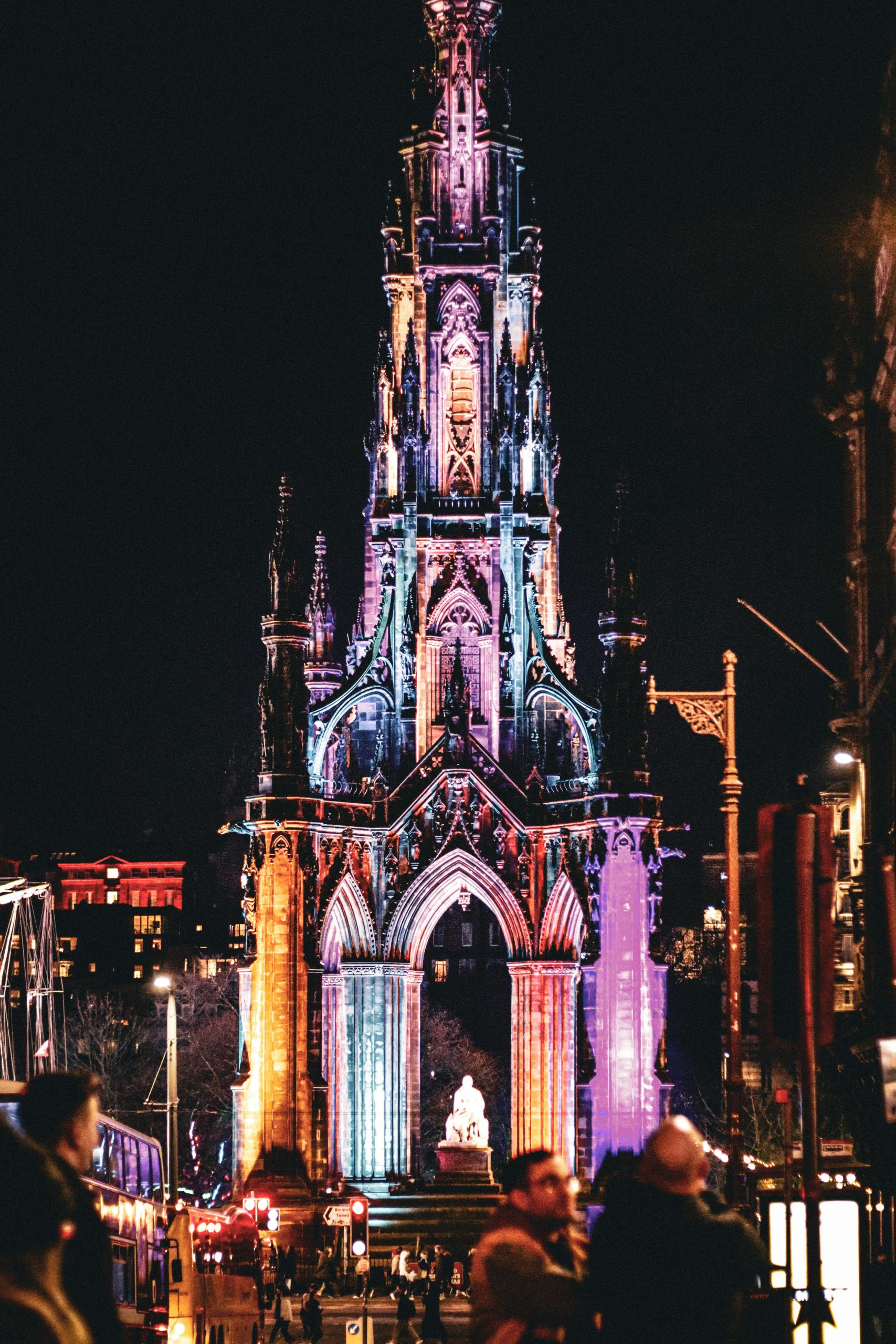 Scott Monument illuminé de nuit sur Princes Street à Édimbourg