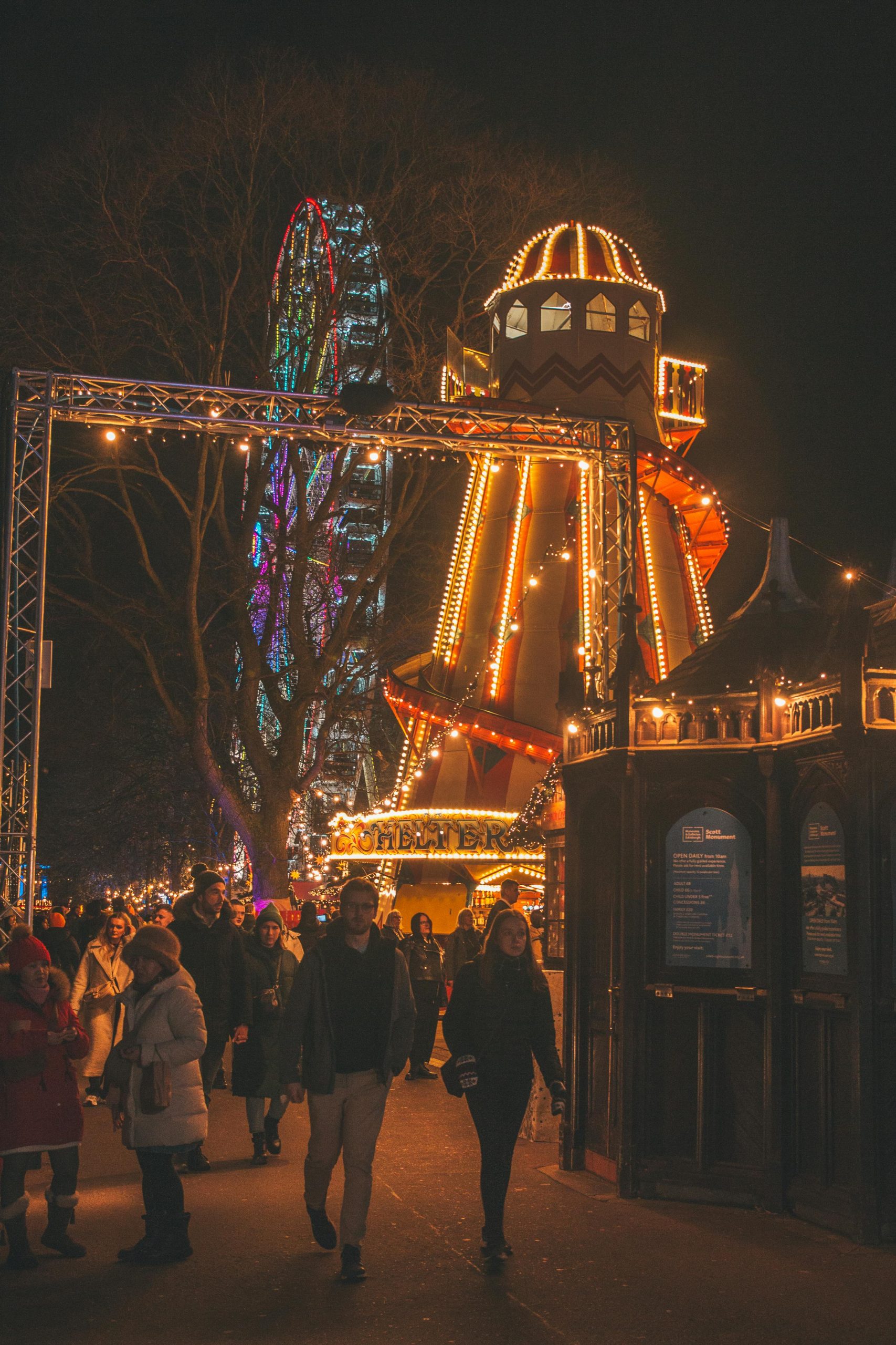 Fête foraine et illuminations hivernales à Édimbourg pendant la période de Hogmanay