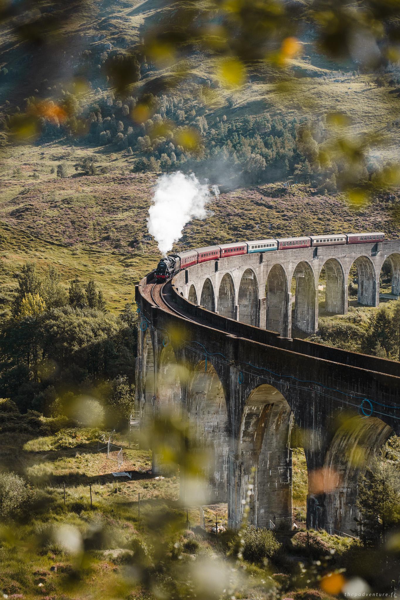 Train à vapeur Jacobite photographié depuis le point de vue élevé de Glenfinnan