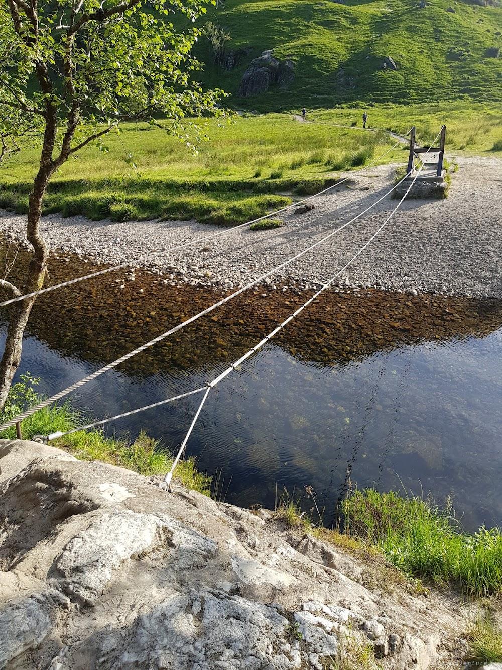Pont de corde sur le chemin de Steall Falls dans Glen Nevis
