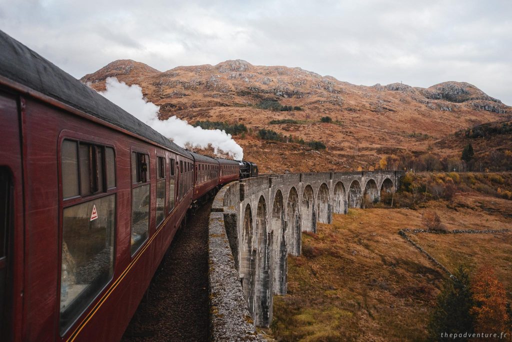 Vue du Jacobite Steam Train et du viaduc de Glenfinnan depuis une voiture du train