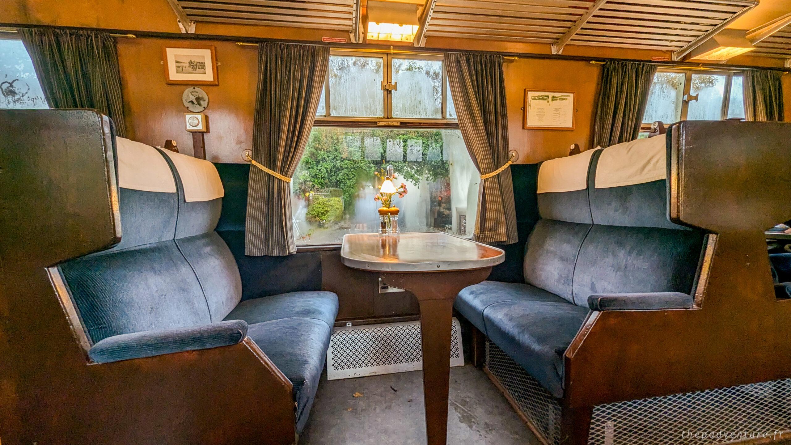 Banquettes restaurées à l’intérieur du Dining Car de Glenfinnan