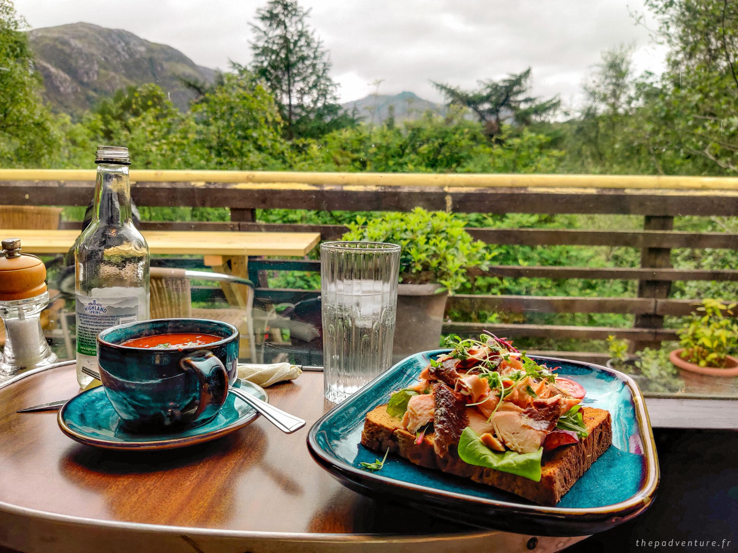Déjeuner servi au Dining Car de Glenfinnan avec vue sur les Highlands