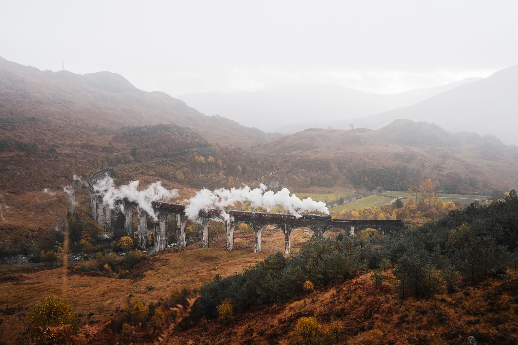 Jacobite Steam Train sur le viaduc de Glenfinnan dans un paysage d’automne