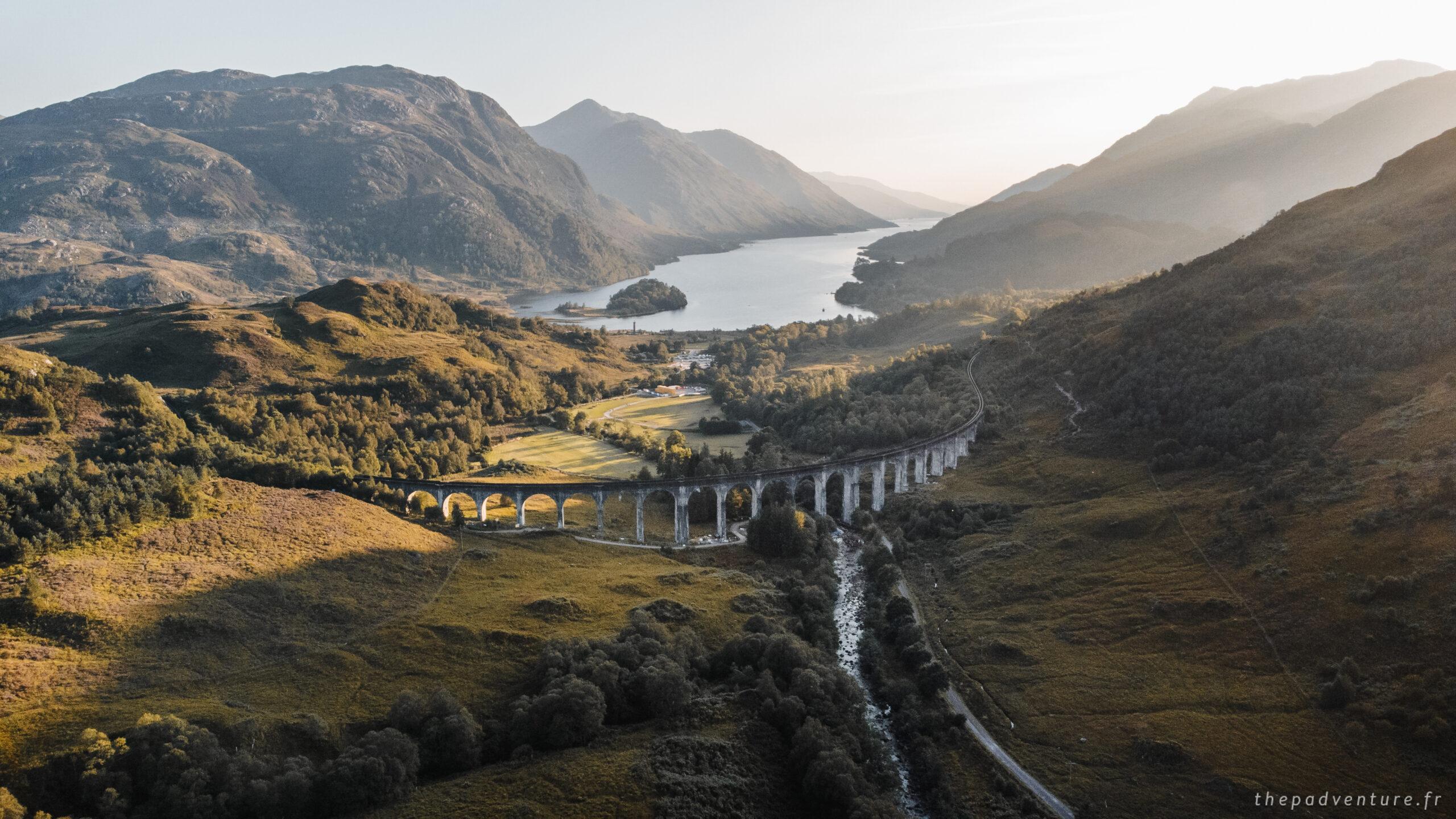 Vue aérienne du viaduc de Glenfinnan et du Loch Shiel dans les Highlands