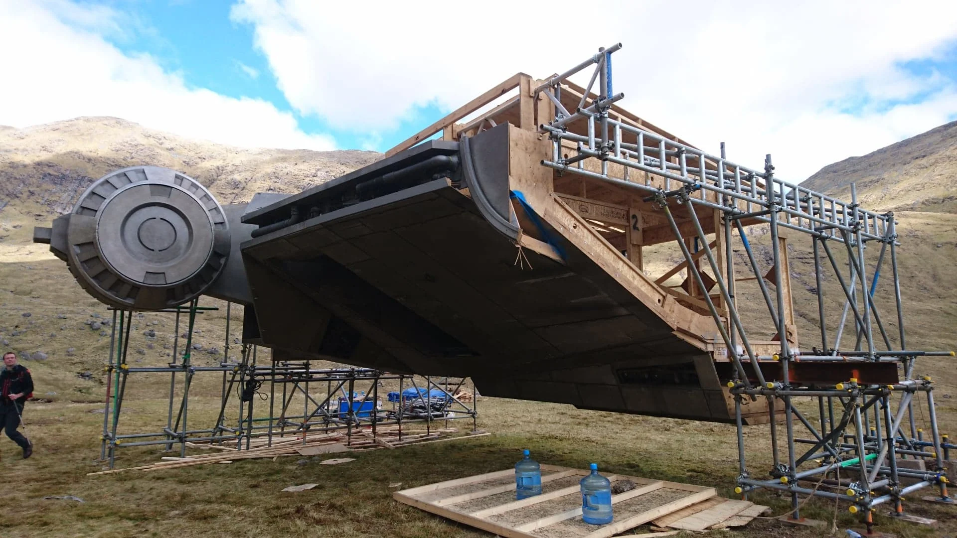 Vue avant du vaisseau d’Andor montrant sa structure temporaire et ses échafaudages