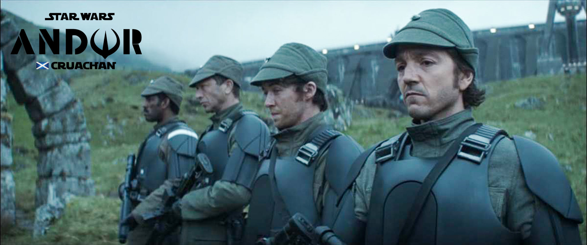 Plan de la série montrant Cassian et les rebelles devant le barrage de Cruachan