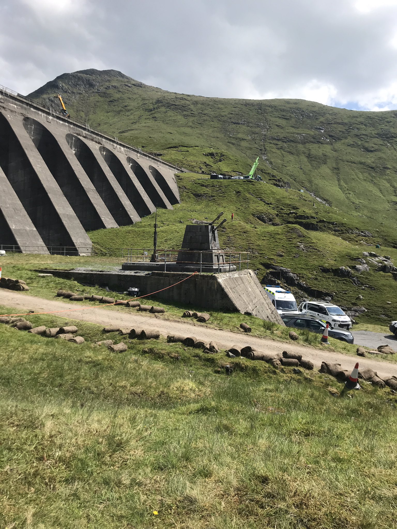 Élément de décor d’Andor installé devant les arches du barrage de Cruachan