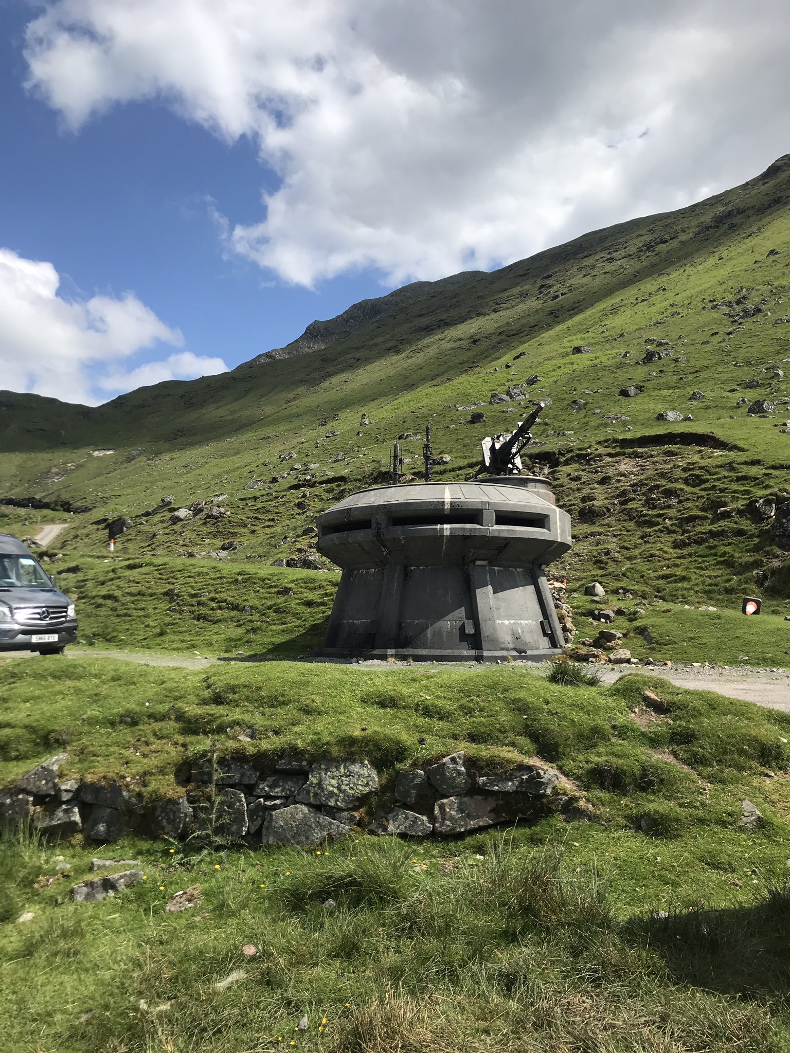 Élément de décor impérial photographié sur le site de Cruachan pendant le tournage