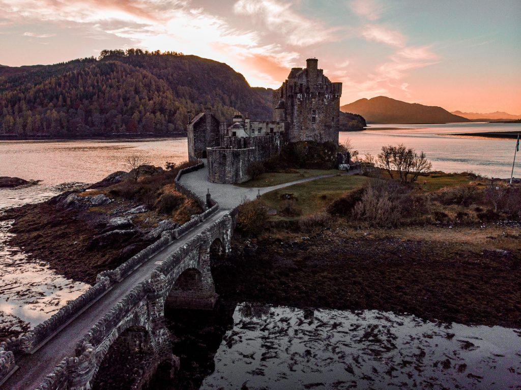 Vue aérienne d’Eilean Donan Castle au coucher du soleil