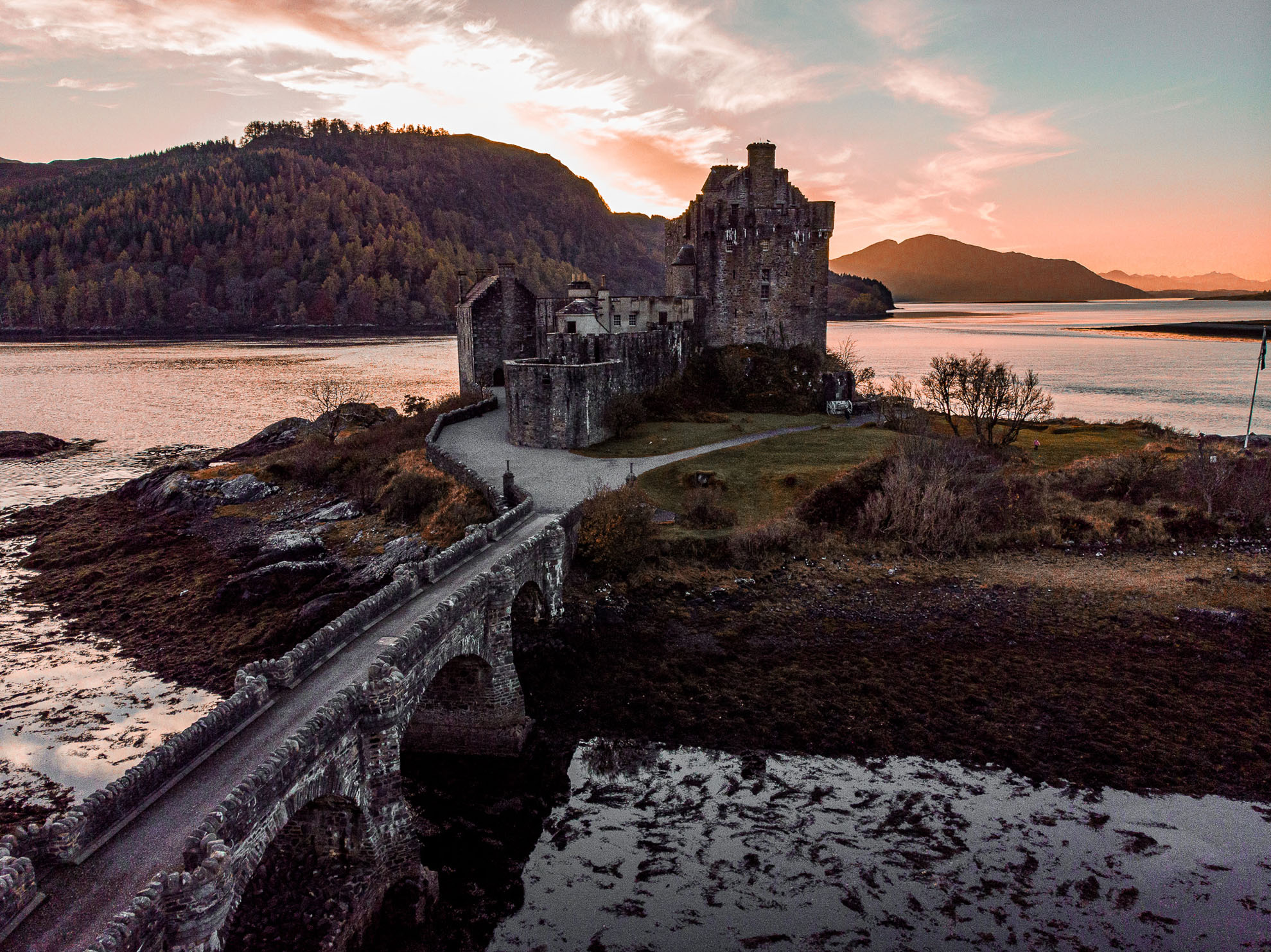 Eilean Donan Castle au coucher du soleil dans les Highlands