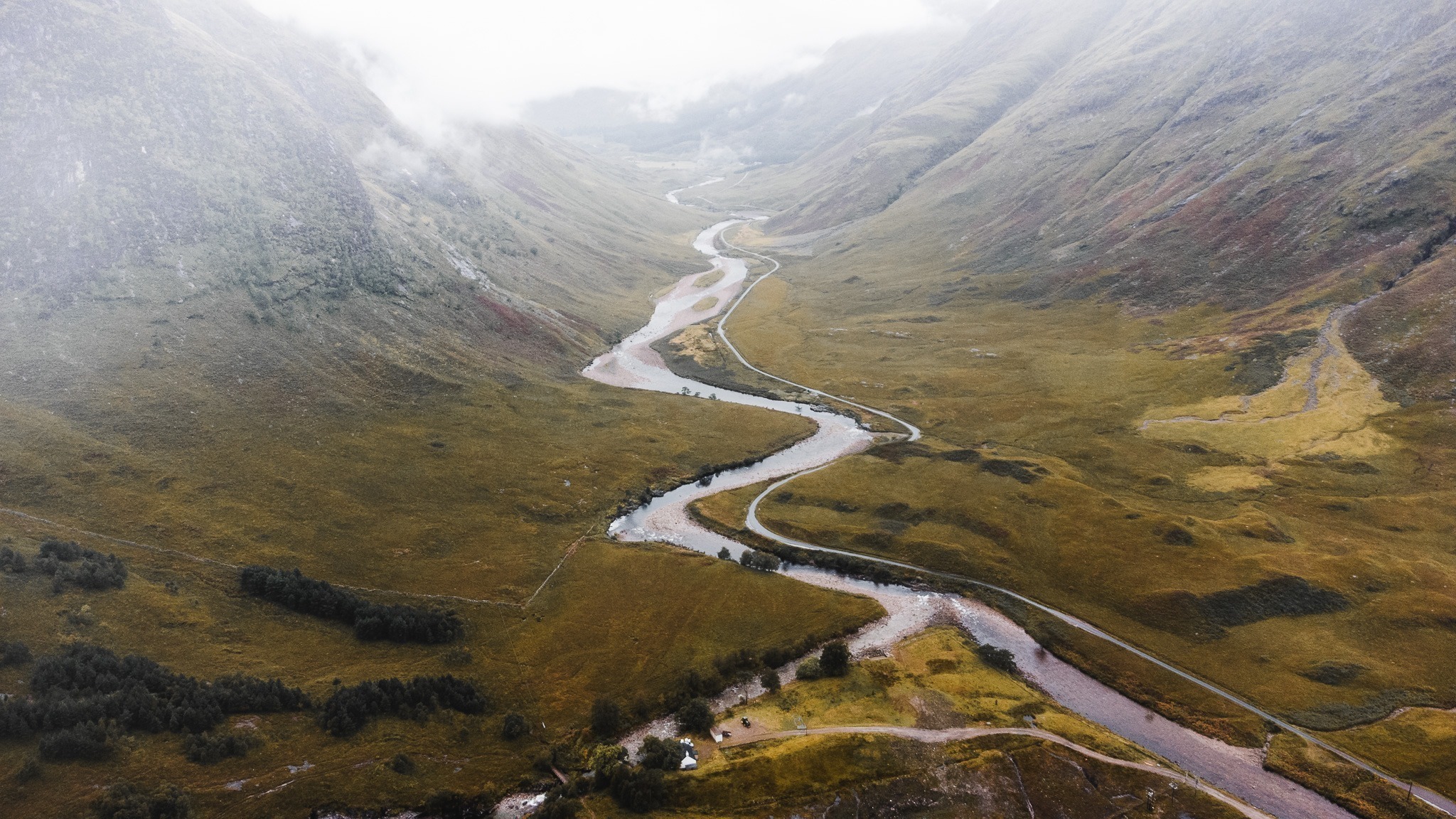 Route de Glen Etive dans les Highlands vue du ciel