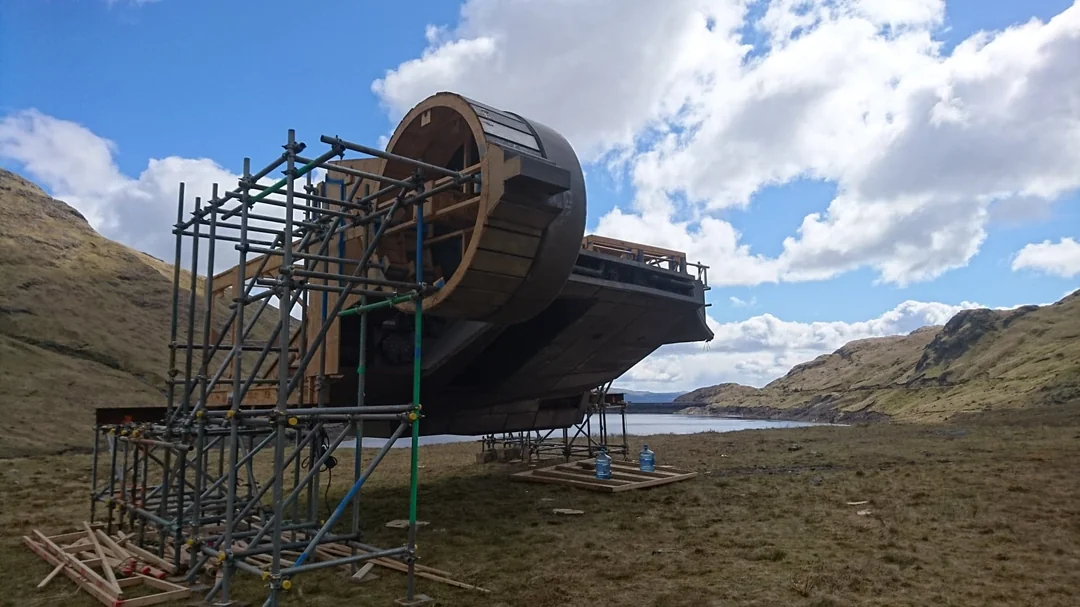 Décor de vaisseau d’Andor en construction sur échafaudage dans les Highlands