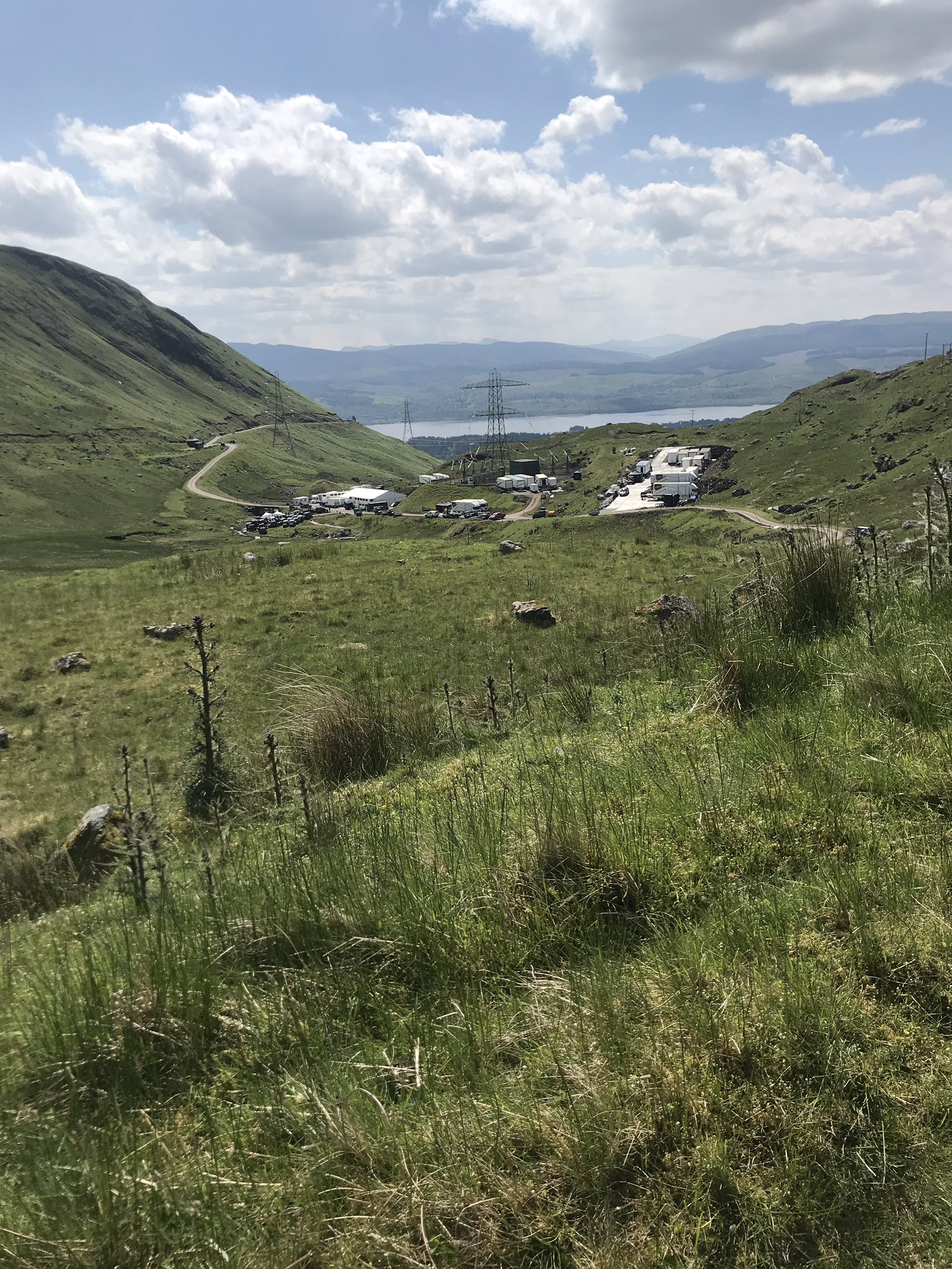 Vue générale des installations du tournage d’Andor dans la vallée de Cruachan