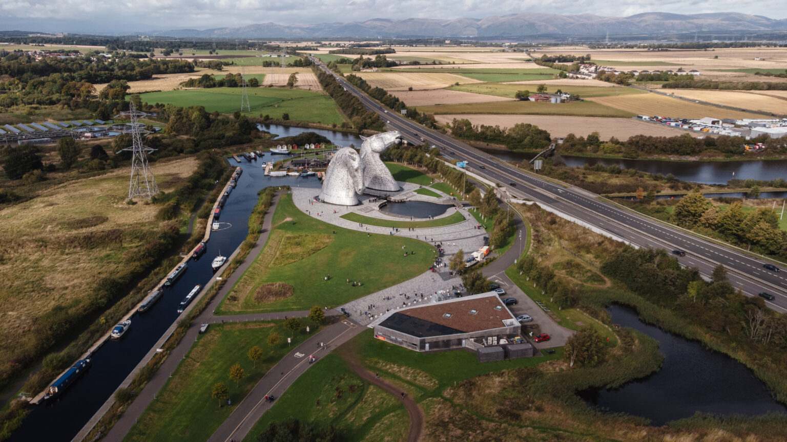 Vue aérienne du parc The Helix, du canal et des Kelpies près de Falkirk