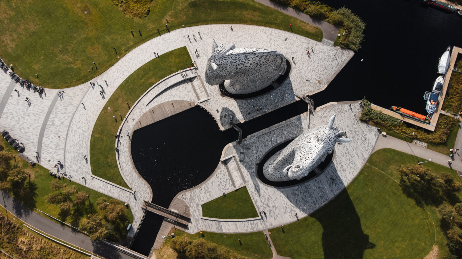 Vue verticale des deux têtes de chevaux The Kelpies et de leur bassin
