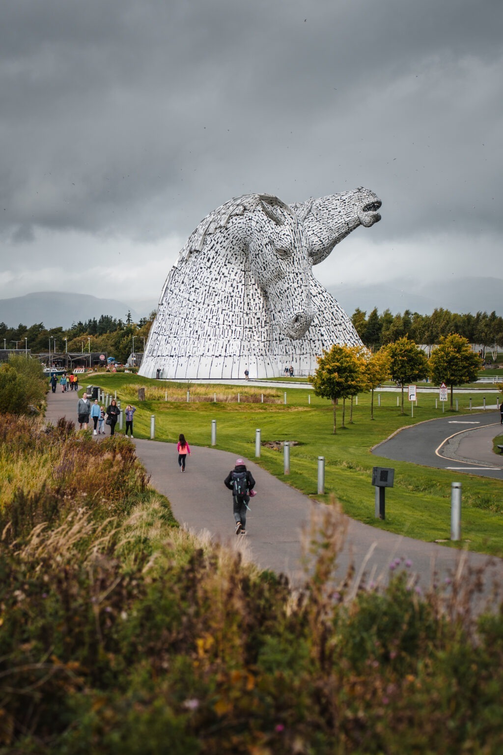 Les deux sculptures The Kelpies vues depuis un chemin du parc The Helix