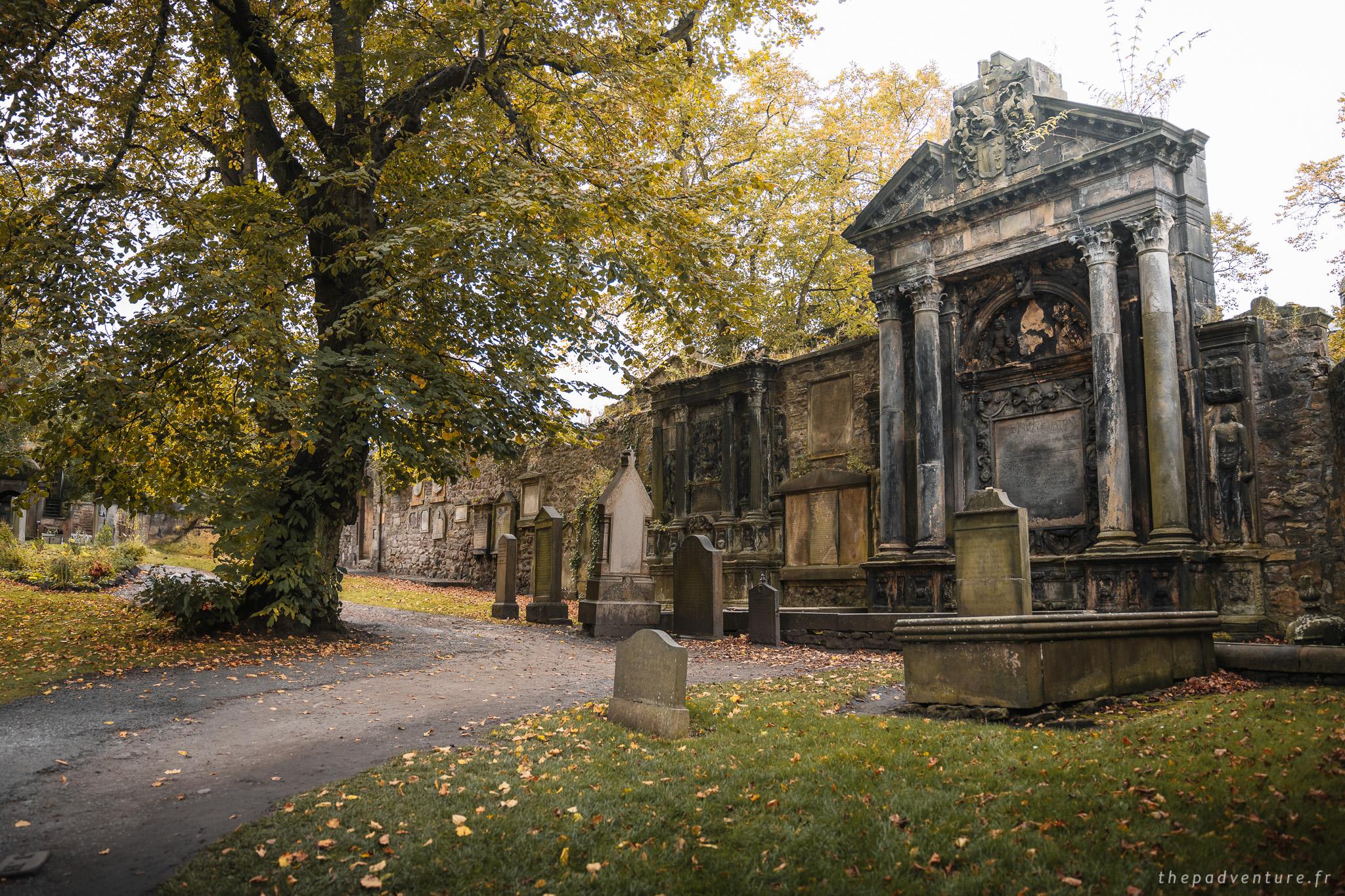 Allée et monuments anciens du cimetière de Greyfriars à Édimbourg
