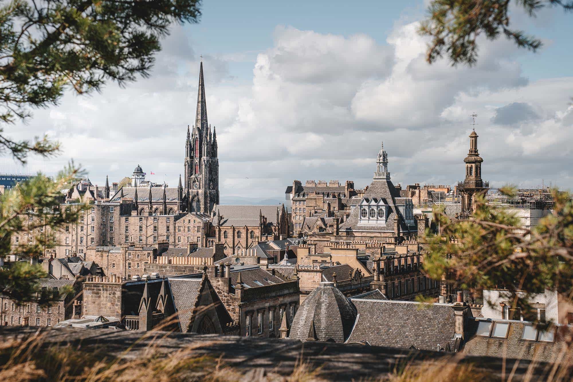 Vue sur les toits et les flèches de la vieille ville d’Édimbourg