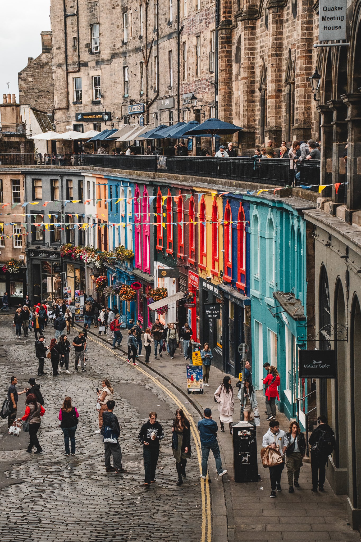 Façades colorées de Victoria Street dans la vieille ville d’Édimbourg
