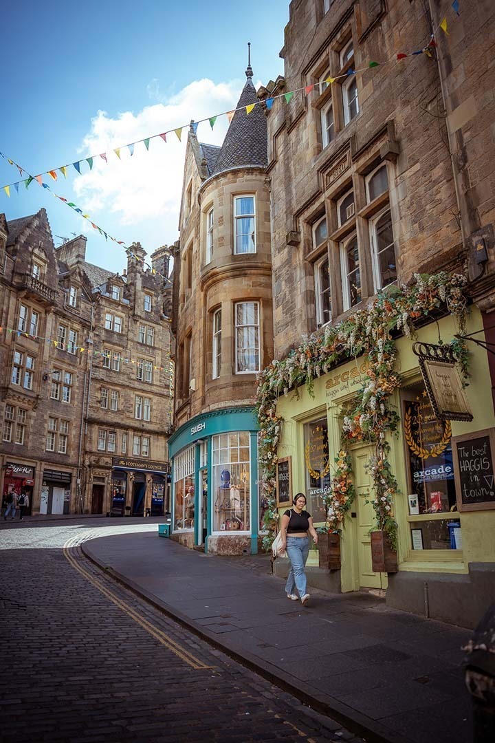 Façades de commerces et restaurant de haggis dans une rue d’Old Town à Édimbourg