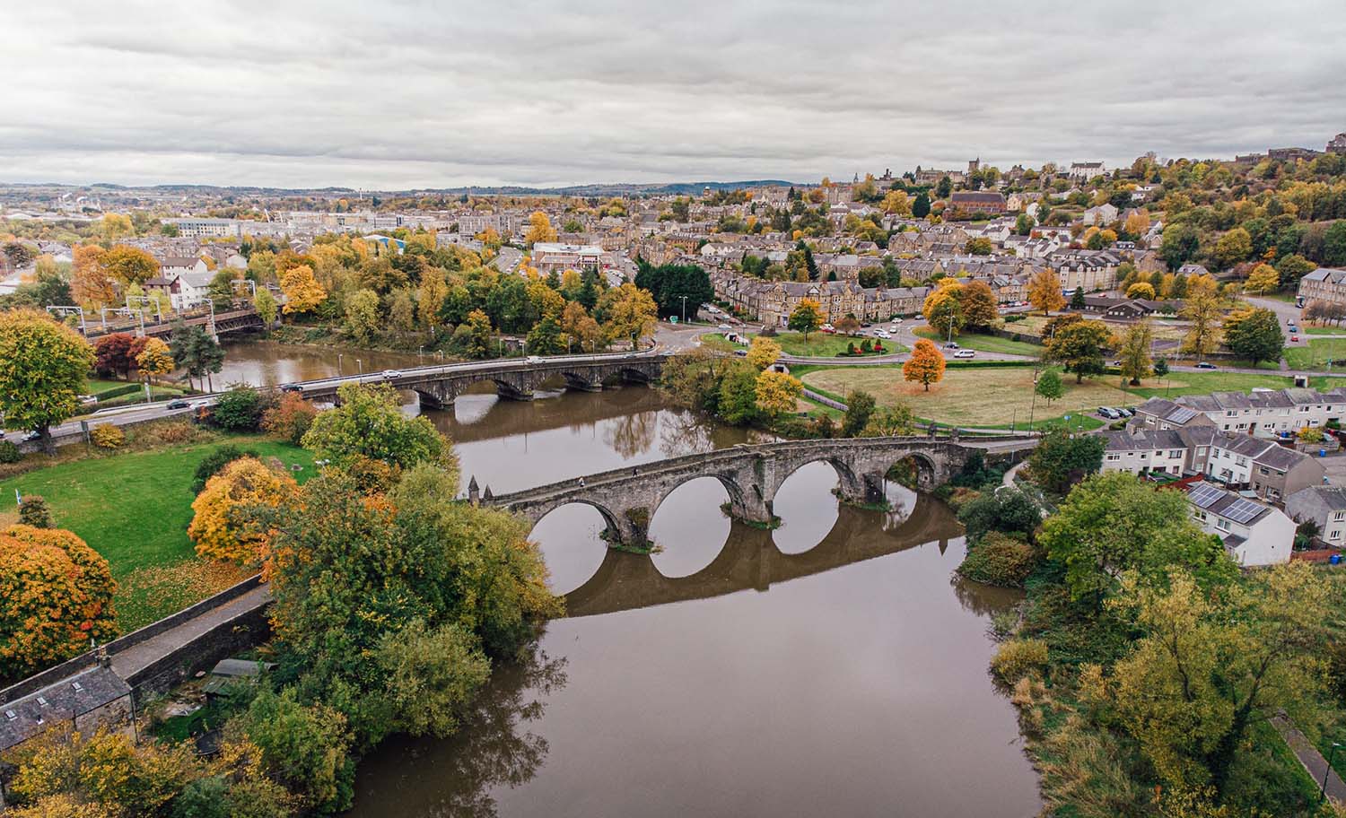 Old Stirling Bridge vu depuis la rive de la rivière Forth