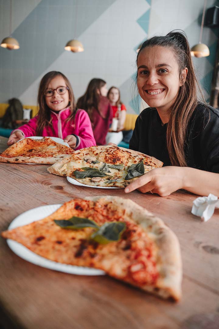 Marion et sa fille partageant des pizzas pendant une visite d’Édimbourg